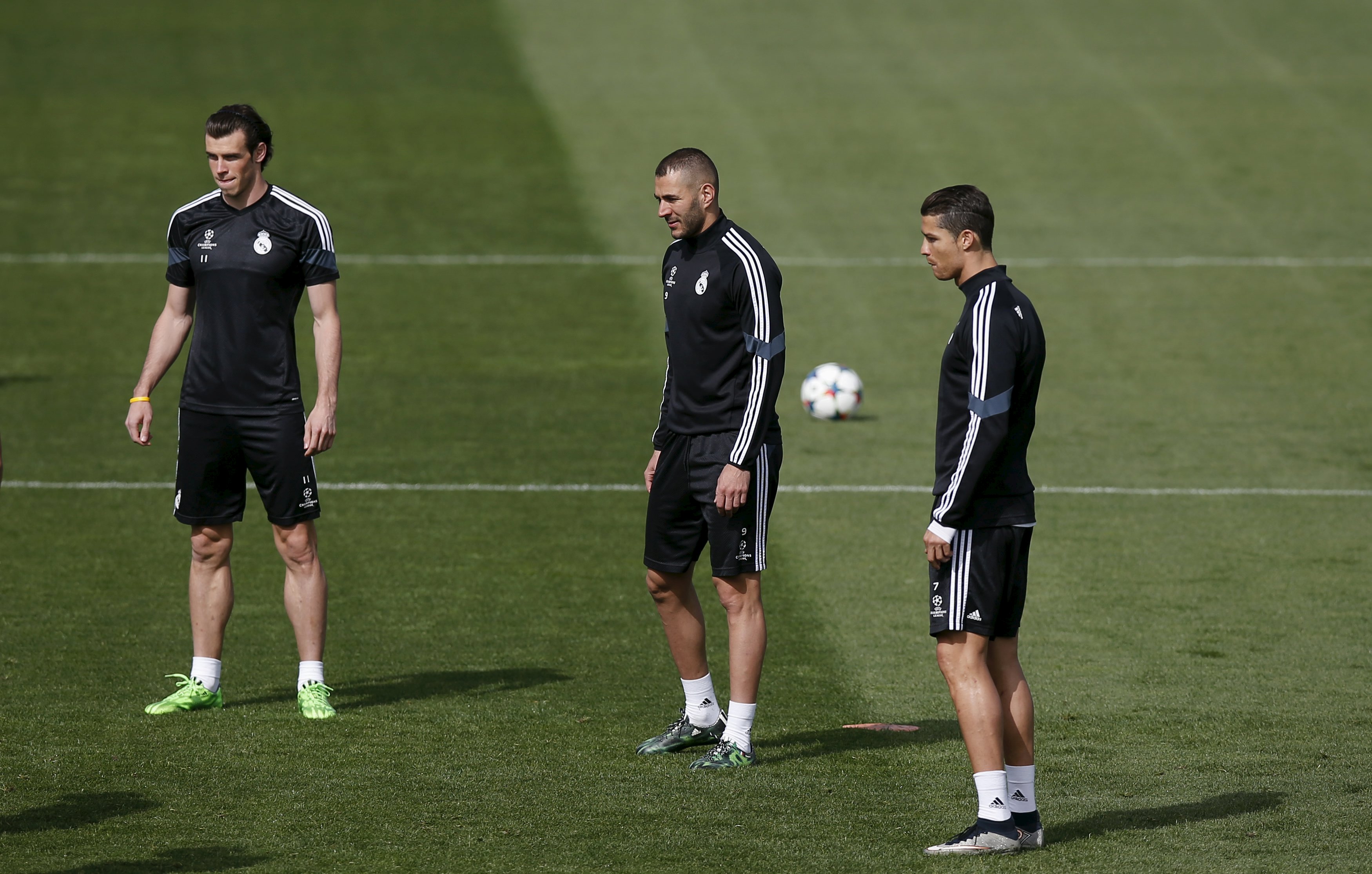 (L-R) Real Madrid's Gareth Bale, Karim Benzema and Cristiano Ronaldo attend a training session at Valdebebas sports grounds in Madrid, April 13, 2015. Real Madrid will play their Champions League quarterfinal first leg soccer match against Atletico Madrid at Vicente Calderon stadium on Tuesday. REUTERS/Susana Vera