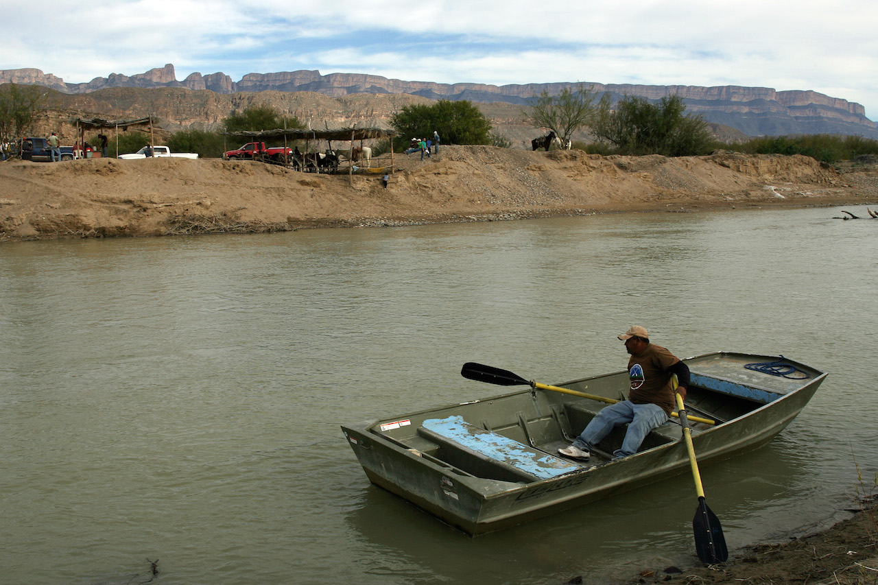 «International Crossing»: Ein Fährmann rudert Besucher über den Rio Grande nach Boquillas, Mexiko. Im Hintergrund die Sierra del Carmen.