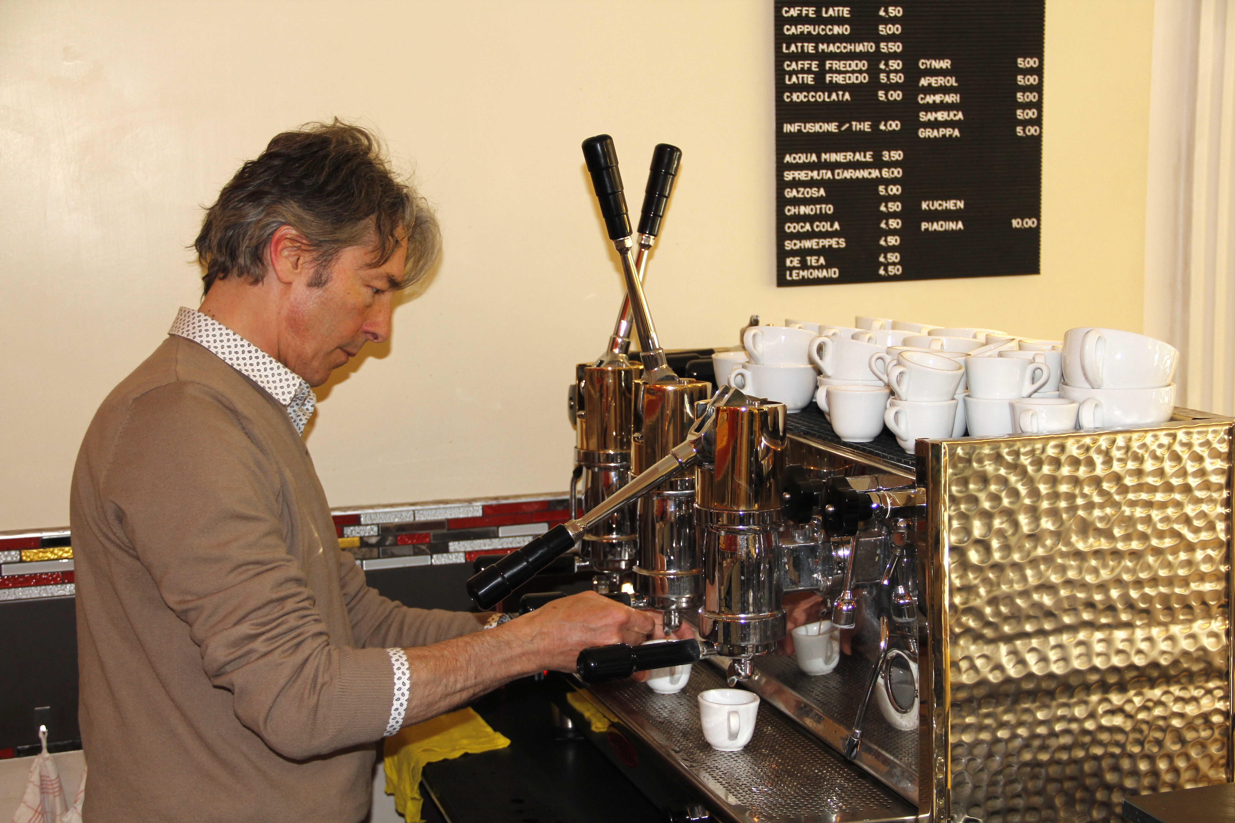Der Barista und Espresso-Maschinentechniker Alfons Schuwey hat sich ganz auf traditionelles italienisches Handwerk spezialisiert. Der Espresso wird mit einer neapolitanischen «Bosco» gebrüht.