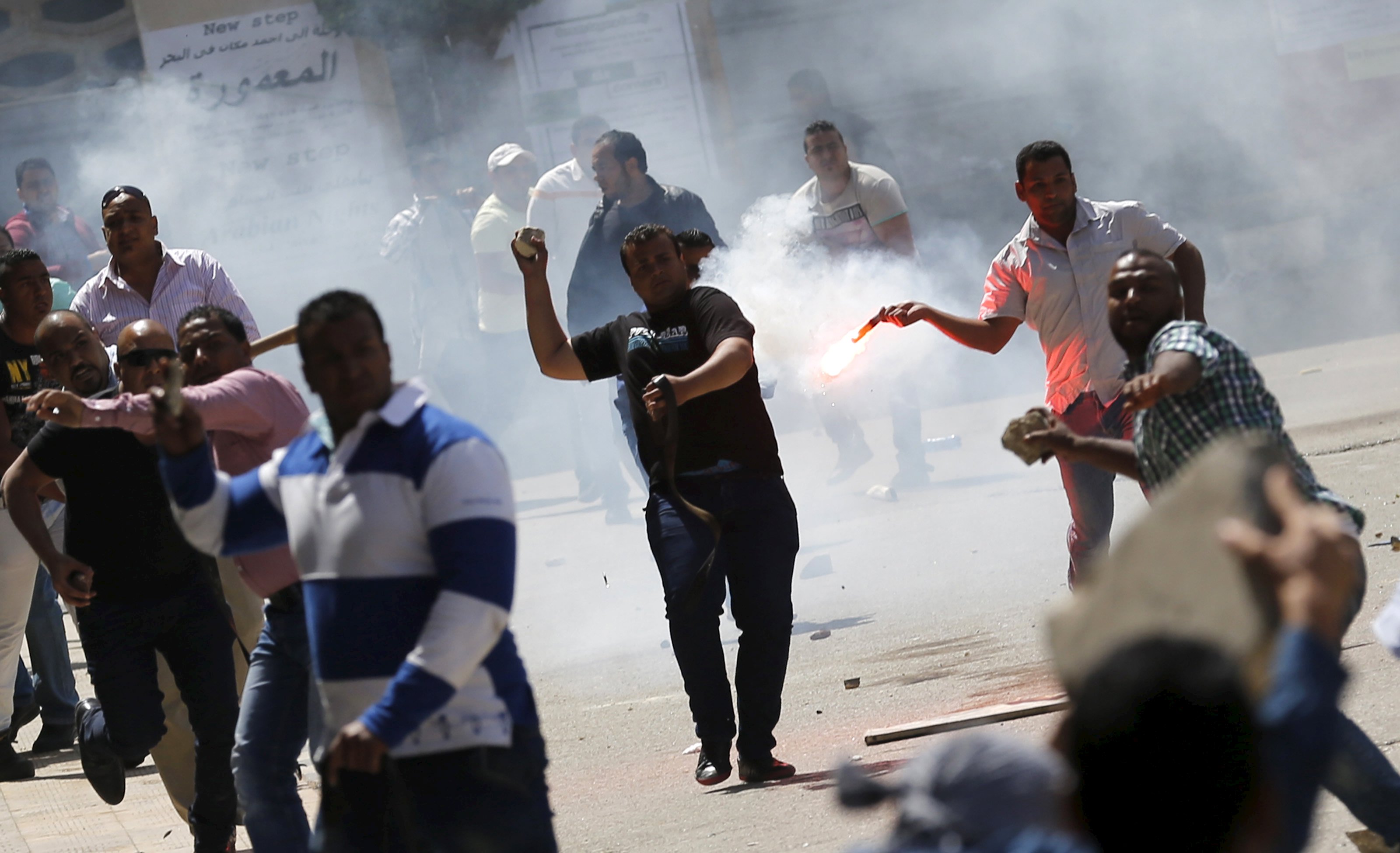 Administrative security personnel (back) clash with Cairo University students who are supporters of the Muslim Brotherhood and ousted President Mohamed Mursi during a protest against the military and interior ministry at the university's campus in Giza, on the outskirts of Cairo, April 19, 2015. The protest was organized by students and members of the Muslim Brotherhood in Cairo University ahead of final exams and Tuesday’s verdict for ousted president Mursi, according to members of the Muslim Brotherhood. REUTERS/Amr Abdallah Dalsh