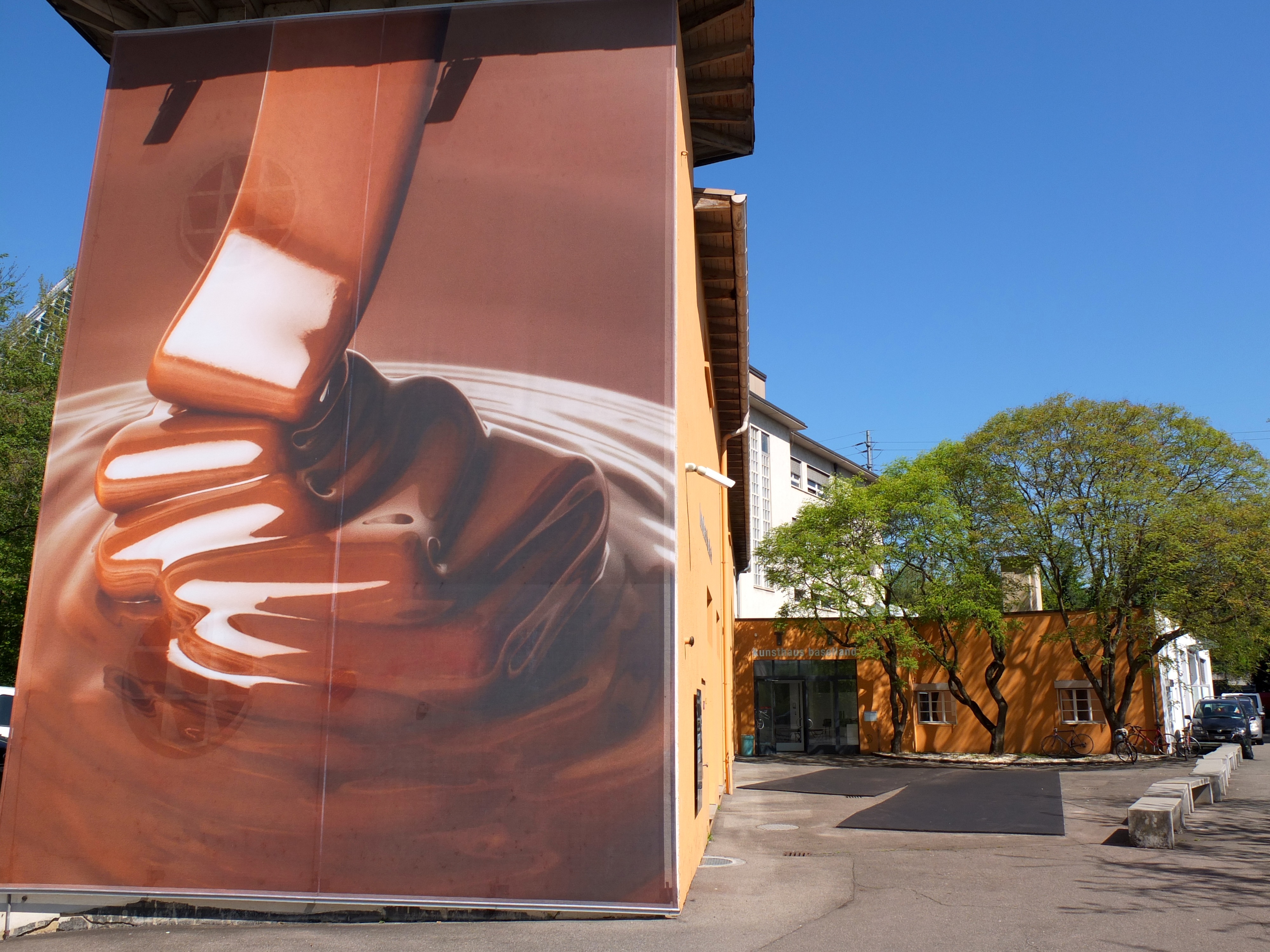 Schokolade oder keine Schokolade? Die von Kilian Rüthemann gestaltete Aussenfassade.
