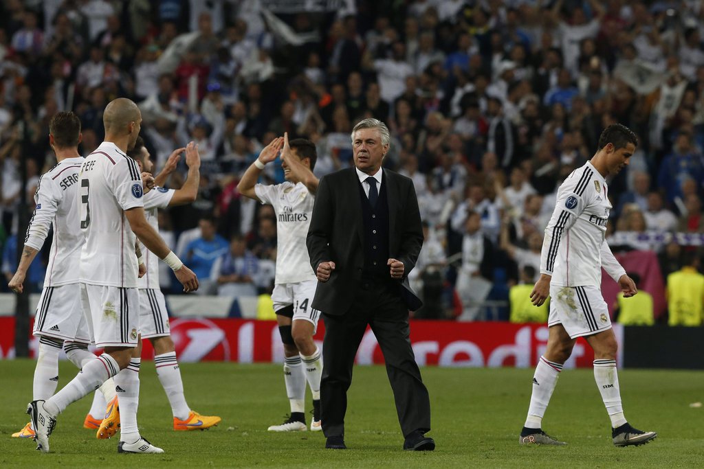 epa04716808 Real Madrid's head coach Carlo Ancelotti (2R) and his players celebrate after winning Atletico Madrid in their Champions League quarters finals second leg match played at Santiago Bernabeu stadium in Madrid, Spain, on 22 April 2015. EPA/KIKO HUESCA