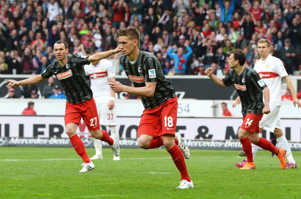 epa04720394 Freiburg's Nils Petersen (C) reacts after scoring the 2-2 equalizer during the German Bundesliga soccer match between VfB Stuttgart and SC Freiburg in Stuttgart, Germany, 25 April 2015. ....(EMBARGO CONDITIONS - ATTENTION - Due to the accreditation guidelines, the DFL only permits the publication and utilisation of up to 15 pictures per match on the internet and in online media during the match) EPA/BERND WEISSBROD