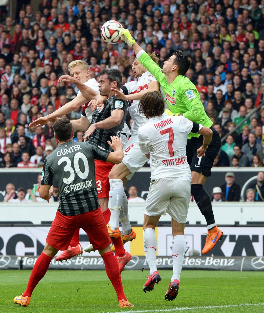 epa04720225 Freiburg's goalkeeper Roman Buerki, of Switzerland, (R) in action during the German Bundesliga soccer match between VfB Stuttgart and SC Freiburg in Stuttgart, Germany, 25 April 2015. ....(EMBARGO CONDITIONS - ATTENTION - Due to the accreditation guidelines, the DFL only permits the publication and utilisation of up to 15 pictures per match on the internet and in online media during the match) EPA/BERND WEISSBROD