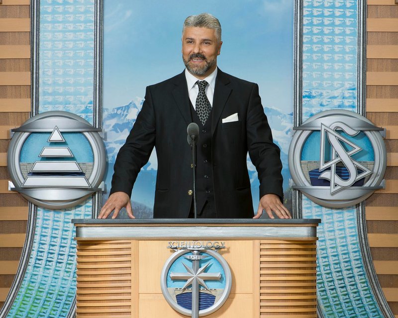 Ayhan Seker, Vertreter der Basler Muslime, am Scientology-Rednerpult.