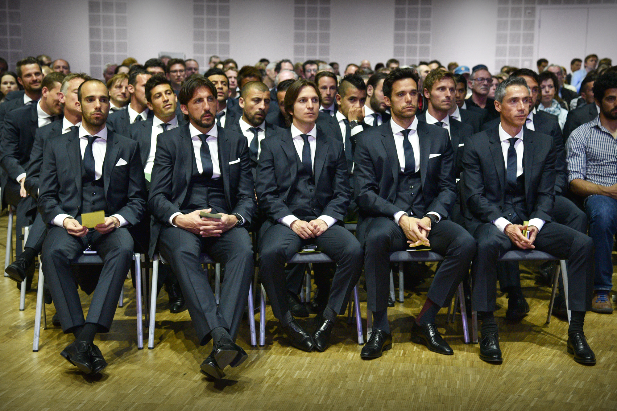 Die erste Mannschaft mit Trainer Paulo Sousa (vorne rechts). 121. Generalversammlung des FC Basel am 27. April 2015 im Congress Center Basel.