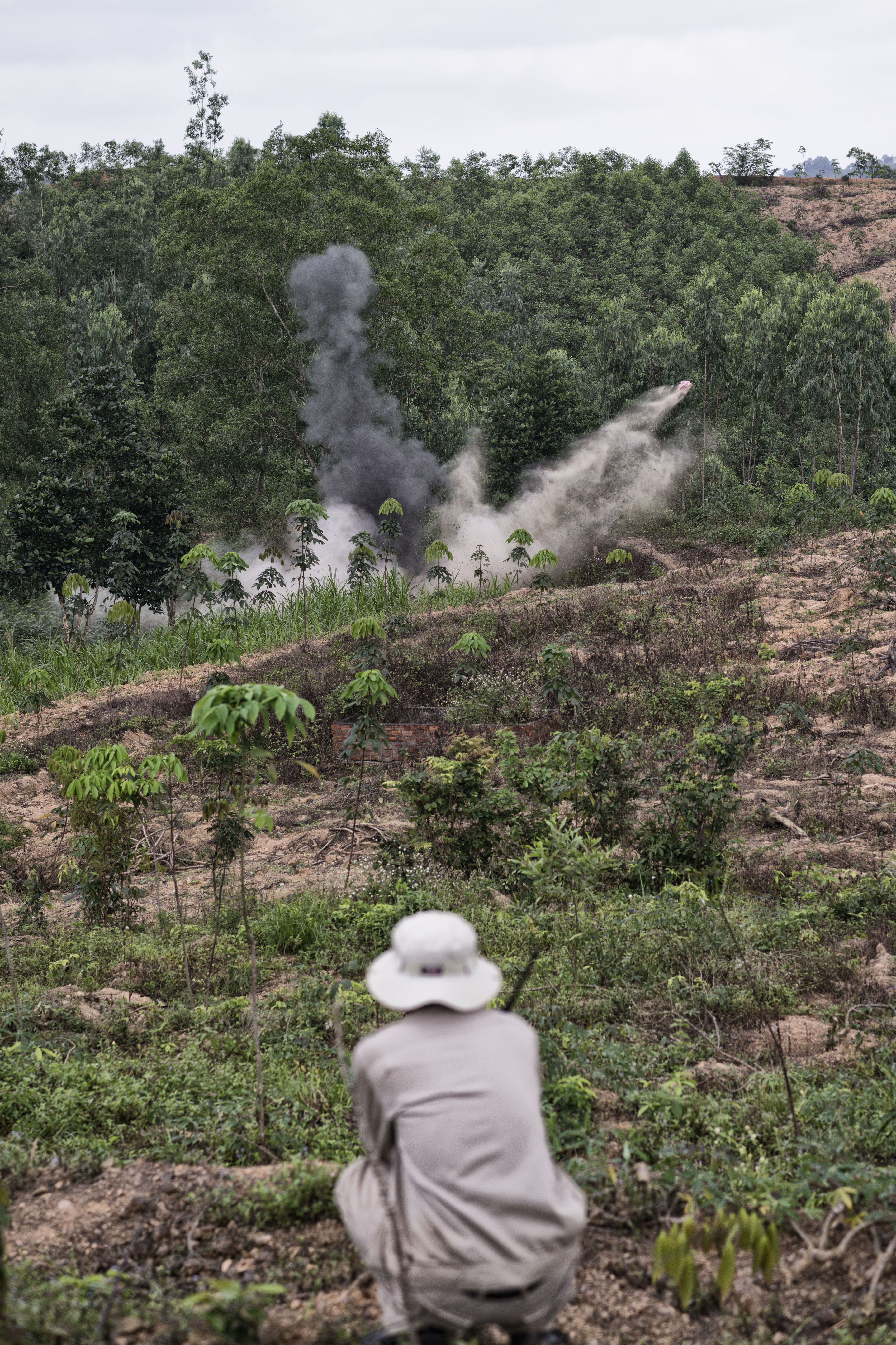 Tan Phu 12.03.2015 - Project Renew. Unschädlich machen von Blindgängern aus dem Vietnamkrieg. Eine amerikanische Clusterbombe wird in die Luft gejagt. Photo Roland Schmid