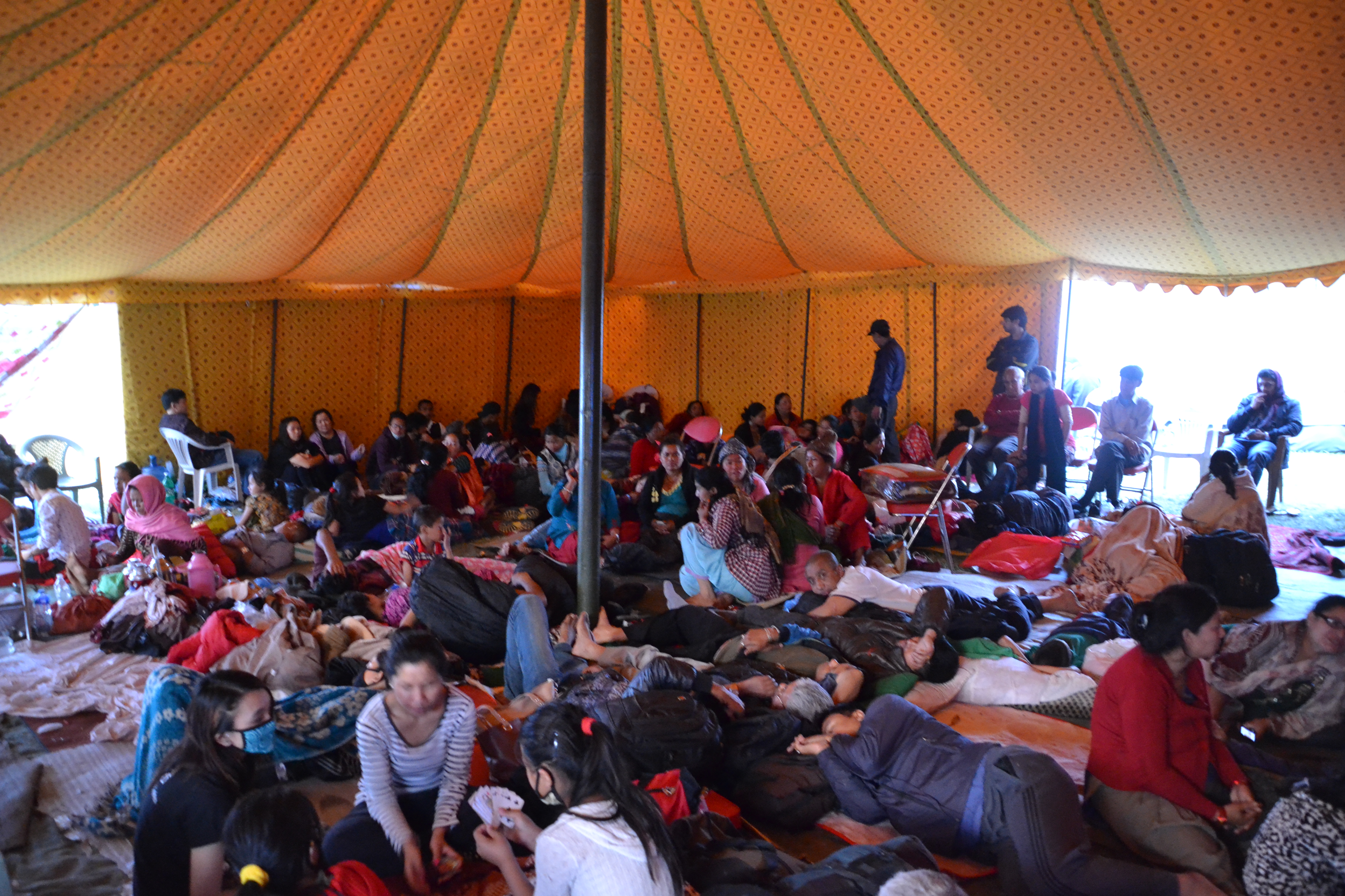 Die Armee stellte Zelte für die Menschen auf, die nach dem Erdbeben nicht in ihre Häuser zurück konnten.