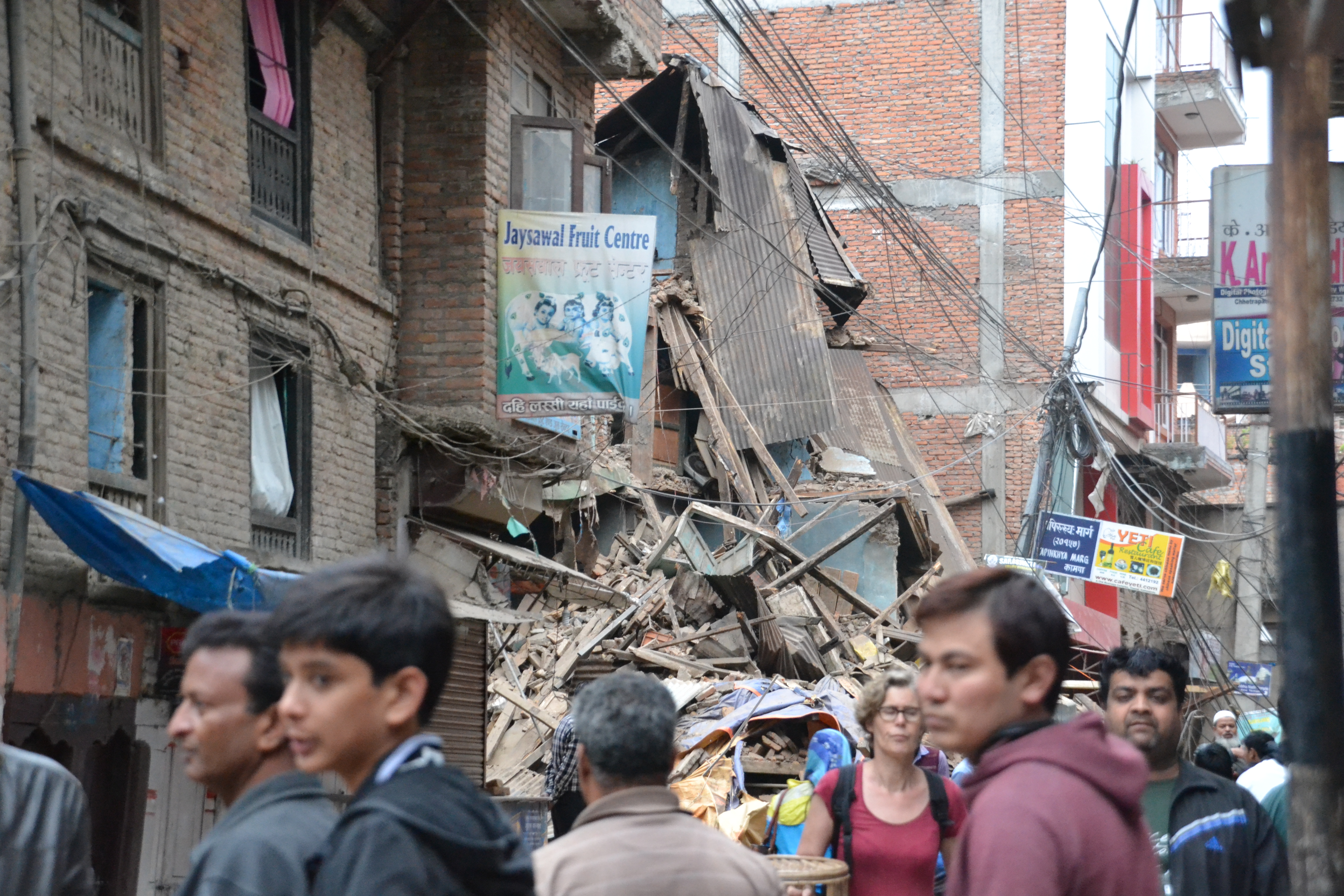 Zerstörung überall: Ein Strassenzug in Thamel nach dem Erdbeben.
