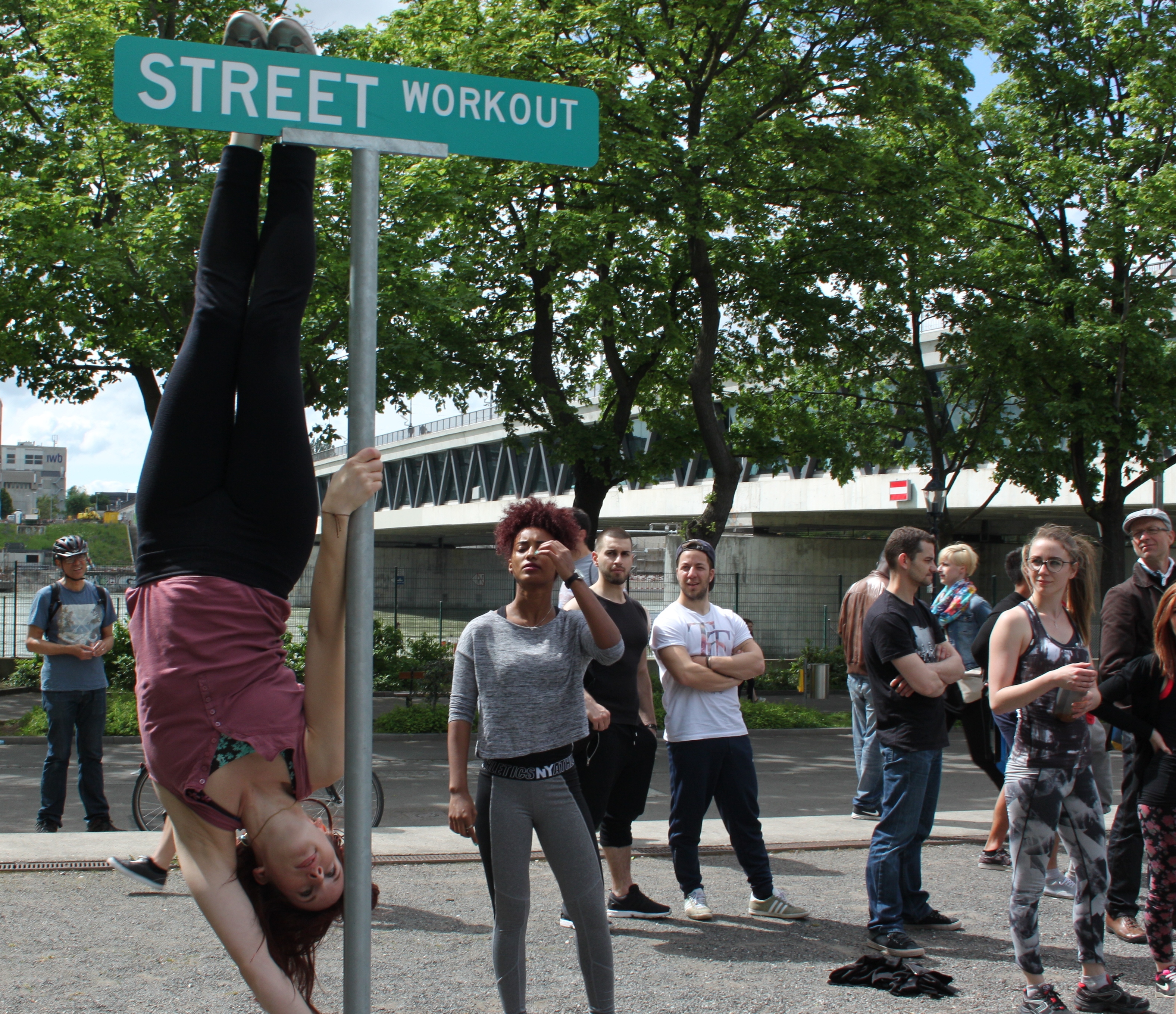 Bis man die anspruchsvollen Street-Workout-Moves beherrscht, dauert es. Aber was soll's. Die Strasse ist immer geöffnet.