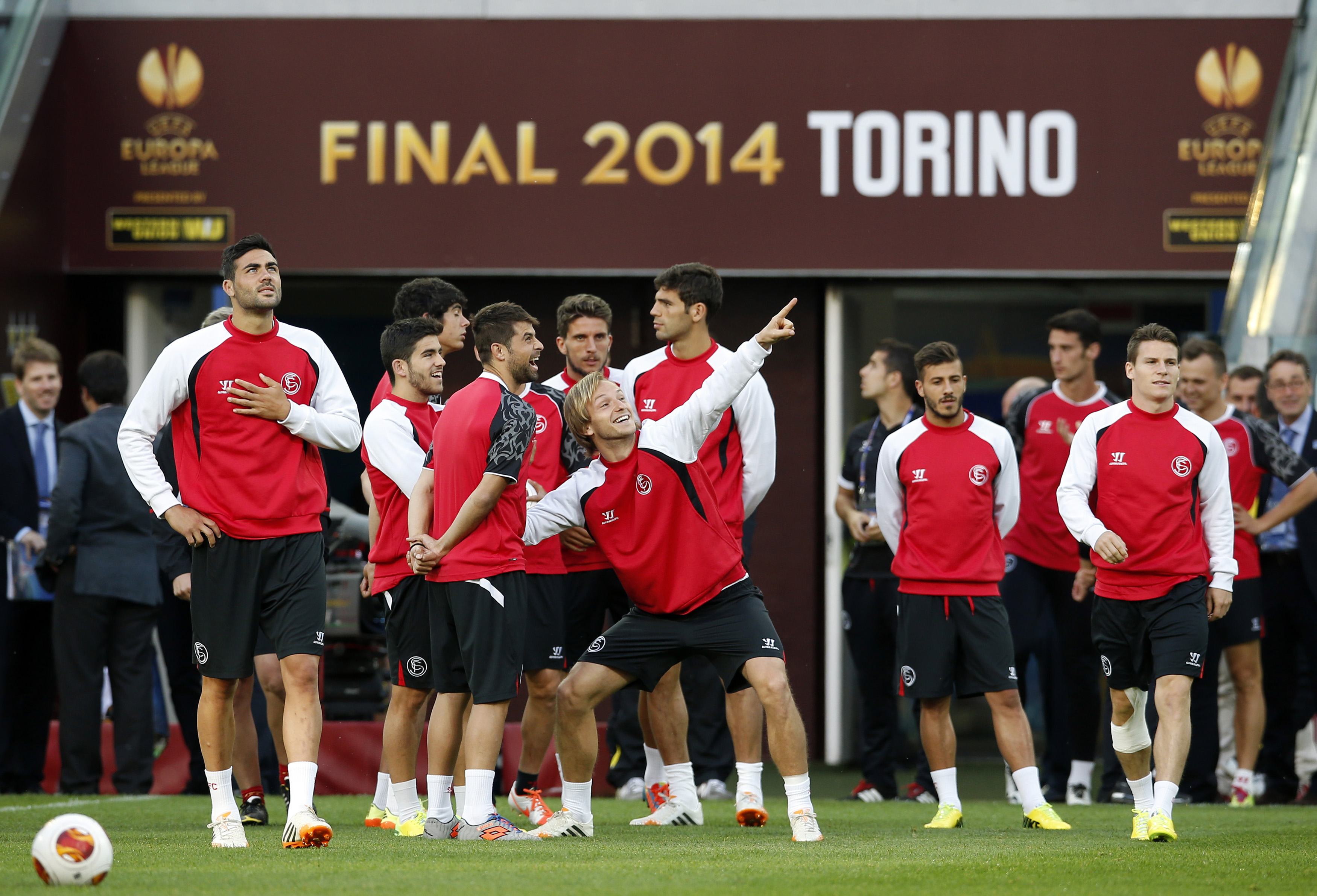 Sevilla's Ivan Rakitic gestures next to his teammates during a training session at the Juventus stadium in Torino May 13, 2014. Sevilla and Benfica will play their Europa League final soccer match on Wednesday. REUTERS/Albert Gea (ITALY - Tags: SPORT SOCCER)