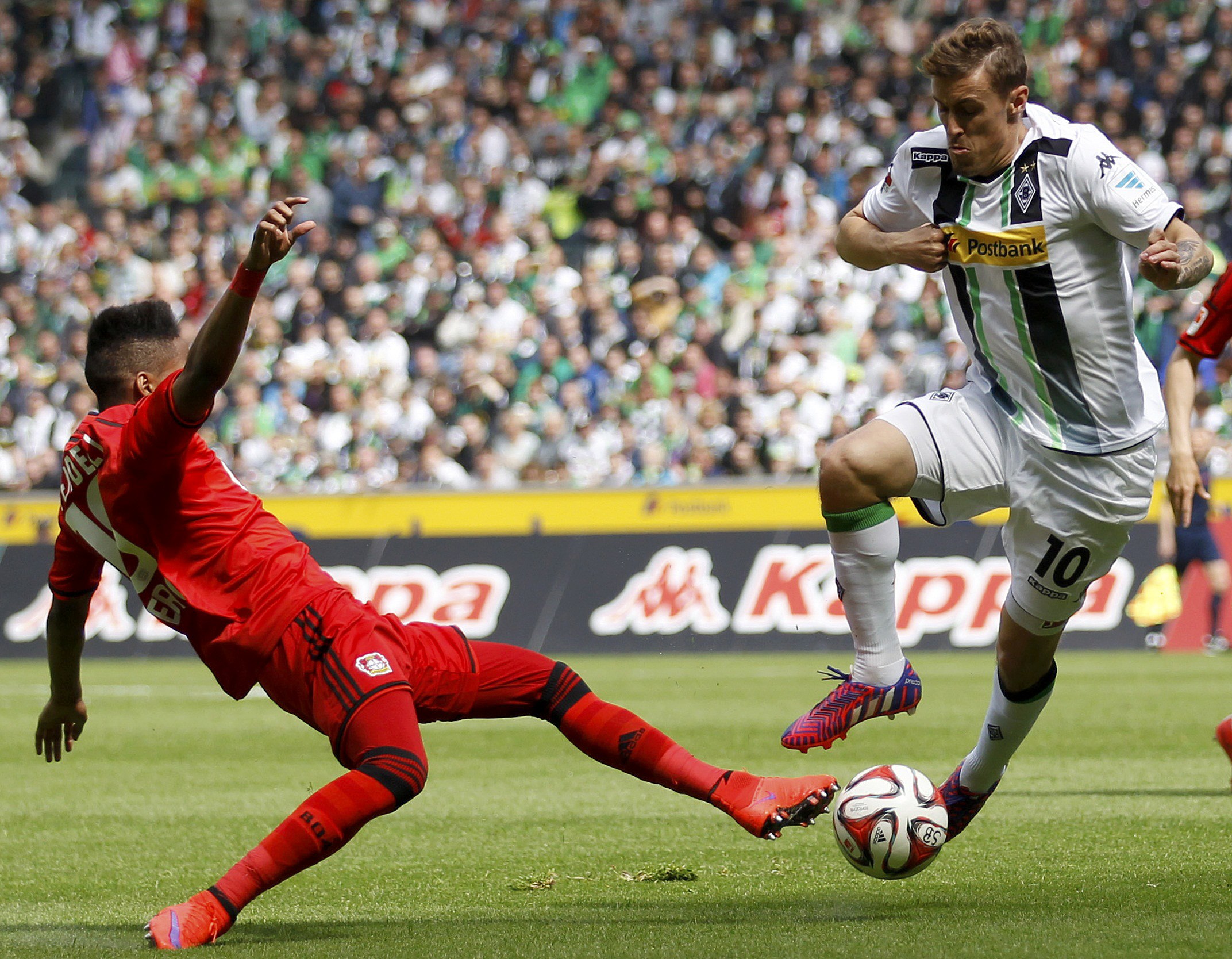 Borussia Moenchengladbach's Max Kruse (C) challenges with Bayer Leverkusen's Wendell (L)during their Bundesliga first division soccer match in Moenchengladbach, Germany May 9, 2015. REUTERS/Ina Fassbender. DFL RULES TO LIMIT THE ONLINE USAGE DURING MATCH TIME TO 15 PICTURES PER GAME. IMAGE SEQUENCES TO SIMULATE VIDEO IS NOT ALLOWED AT ANY TIME. FOR FURTHER QUERIES PLEASE CONTACT DFL DIRECTLY AT + 49 69 650050