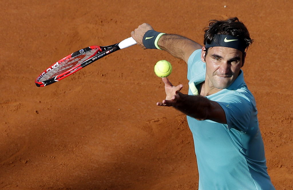 Roger Federer beim Service: Er hatte zum Schluss keine Chance gegen Novak Djokovic.