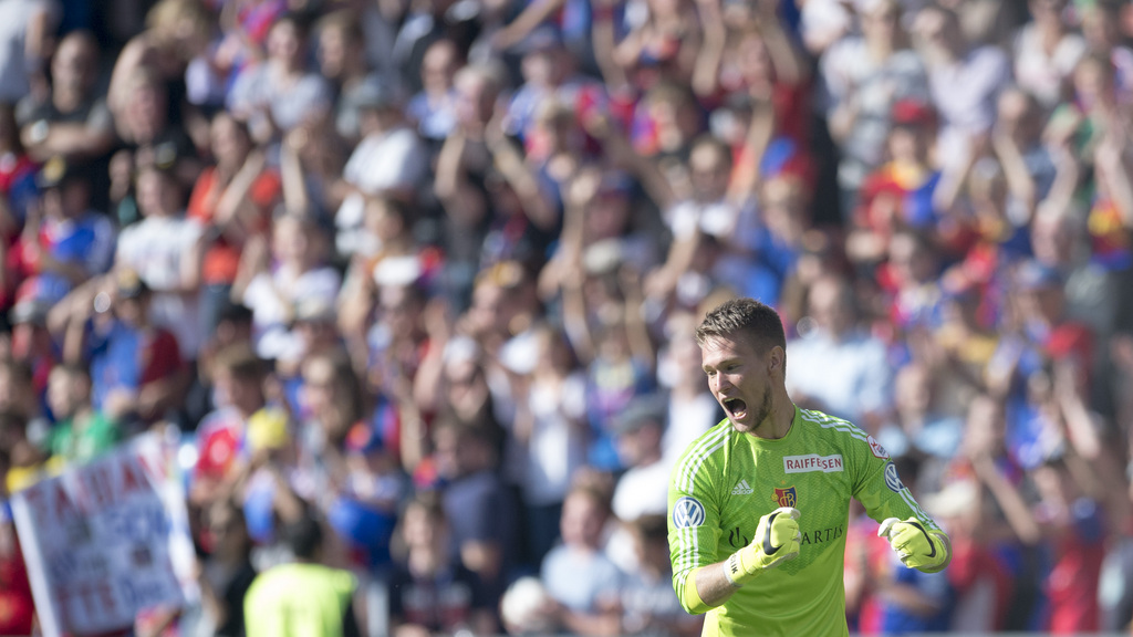 Basel's goalkeeper Tomas Vaclik cheers after the Super League championship match FC Basel against BSC Young Boys and after winning the championship at the St. Jakob-Park stadium in Basel, Switzerland, Sunday, May 17, 2015. (KEYSTONE/Georgios Kefalas)
