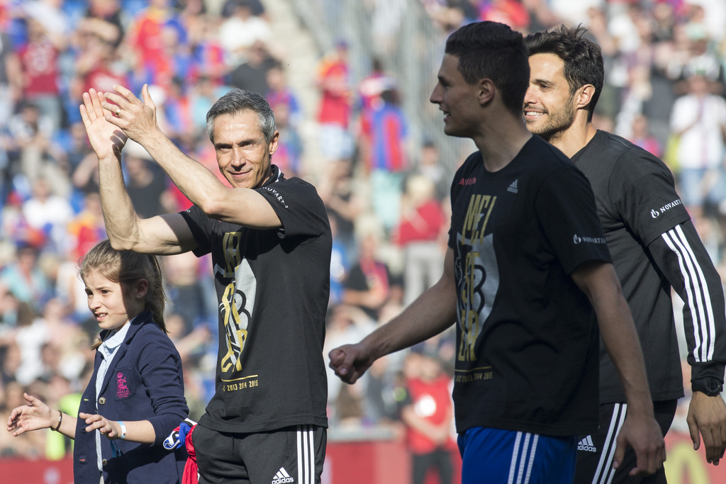 The players of FC Basel with Basel's Portuguese head coach Paulo Sousa, left, celebrate their victory of the Super League championship after the game FC Basel against BSC Young Boys at the St. Jakob-Park stadium in Basel, Switzerland, Sunday, May 17, 2015. FC Basel won the sixth time in series the Swiss Championships. (KEYSTONE/Patrick Straub)