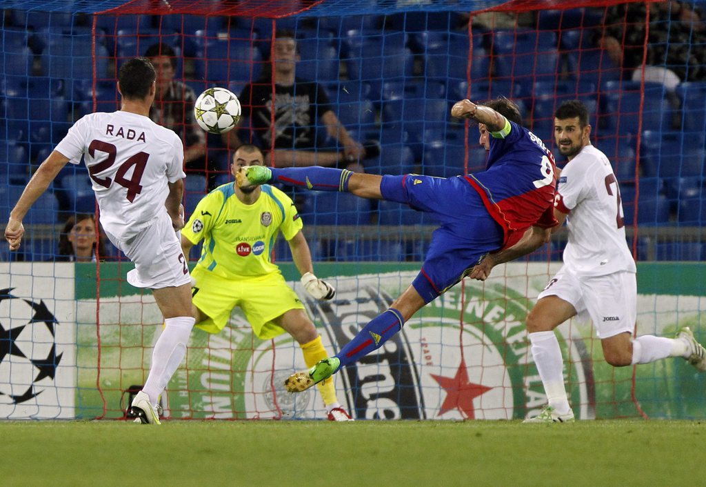 FC Basel's Marco Streller, centre right, scores the 1:0 against keeper Mario Felgueiras, centre, left, from CFR Cluj, during a Champions League play-off first leg match between Switzerland's FC Basel 1893 and Romania's Fotbal Club CFR 1907 Cluj at the St. Jakob-Park stadium in Basel, Switzerland, on Tuesday, August 21, 2012. (KEYSTONE/Urs Flueeler)....
