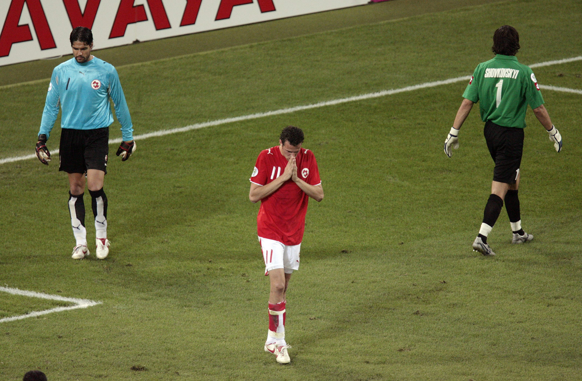 Marco Streller from Switzerland reacts during the penalty shoot out during the 2nd round match of the 2006 FIFA World Cup between Switzerland and Ukraine in Cologne, Germany, Monday 26 June 2006. On the left is Swiss keeper Pascal Zuberbuehler, on the right Ukranian keeper Oleksandr Shovkovskyi .(KEYSTONE/Eddy Risch) ** MOBILE/PDA USAGE OUT **