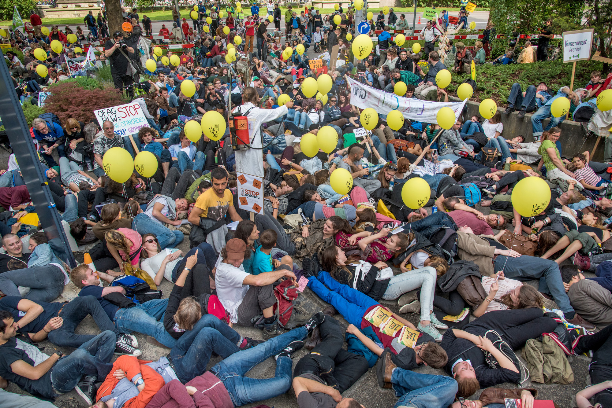 Ein «Die In»: Die Demonstranten am Boden.