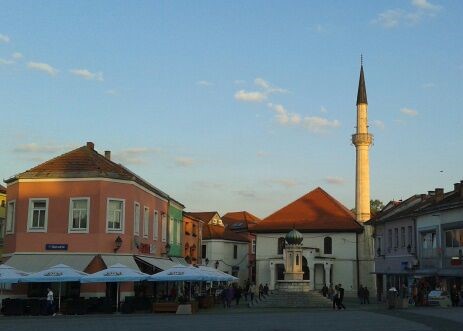 Einer der wenigen Farbtupfer in Tuzla: Der Hauptplatz in der Altstadt.