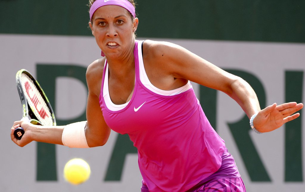 epa04772658 Madison Keys of the USA in action against Belinda Bencic of Switzerland during their second round match for the French Open tennis tournament at Roland Garros in Paris, France, 28 May 2015. EPA/CAROLINE BLUMBERG