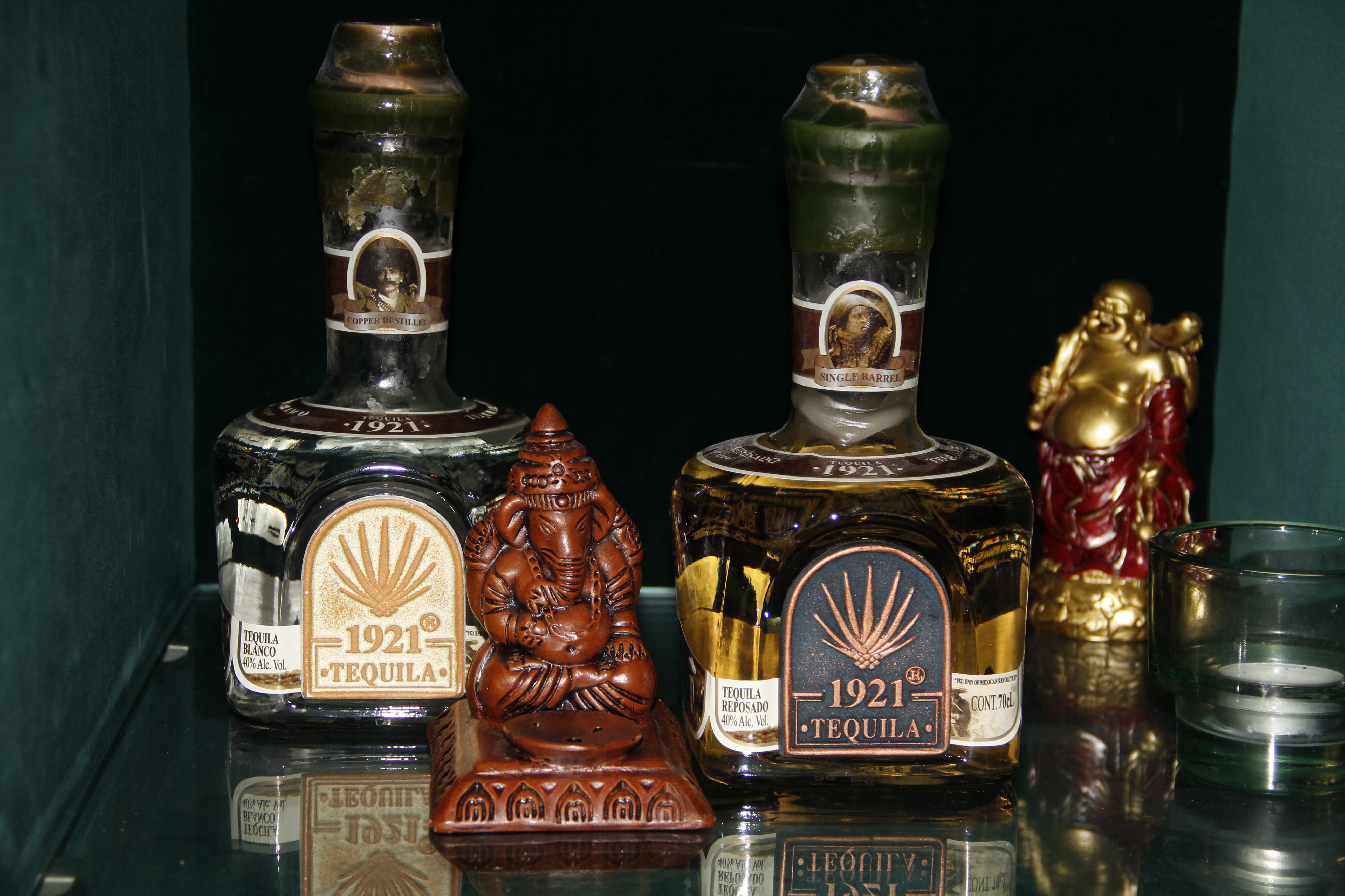In einer Vitrine steht die Hindu-Gottheit Ganesha gleich neben einer Tequilaflasche. Womöglich steht die Dekoration symbolisch für die Tex-Mex-Neuausrichtung des Lokals mit südasiatischem Hintergrund.