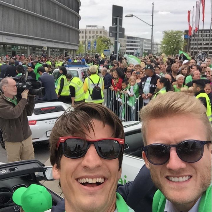 Motto: Feiern. Timm Klose (links) am Sonntag in Wolfsburg mit André Schürrle.
