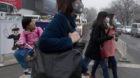 Gegen Smog: Fussgängerinnen mit Atemschutzmasken in Peking (Archiv)