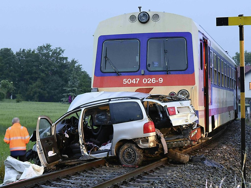 Fünf Tote Bei Schwerem Unfall An Bahnübergang In Österreich | TagesWoche