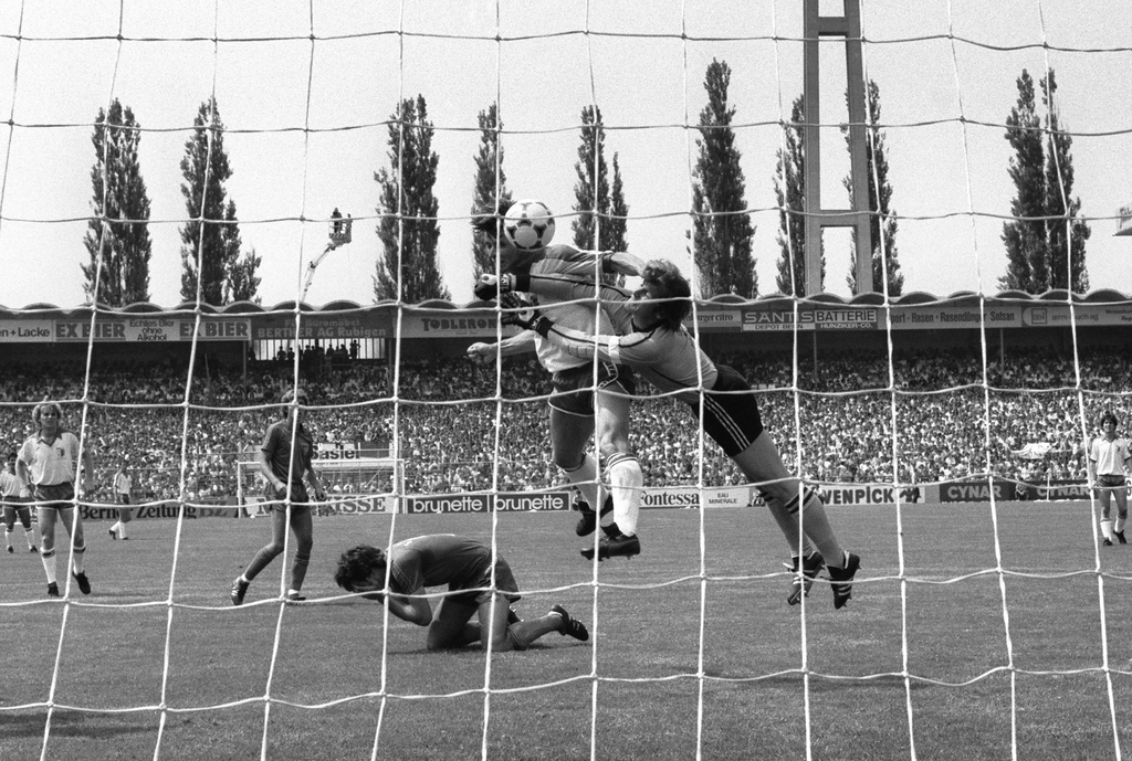 Dem FCB-Fan kommt da heute noch die Galle hoch: Alain Balet köpfelt im Cupfinal 1982 für den FC Sion zum entscheidenden Treffer ein. Am Boden Beat Sutter, den er zuvor mit dem Ellbogen niedergestreckt hat.
