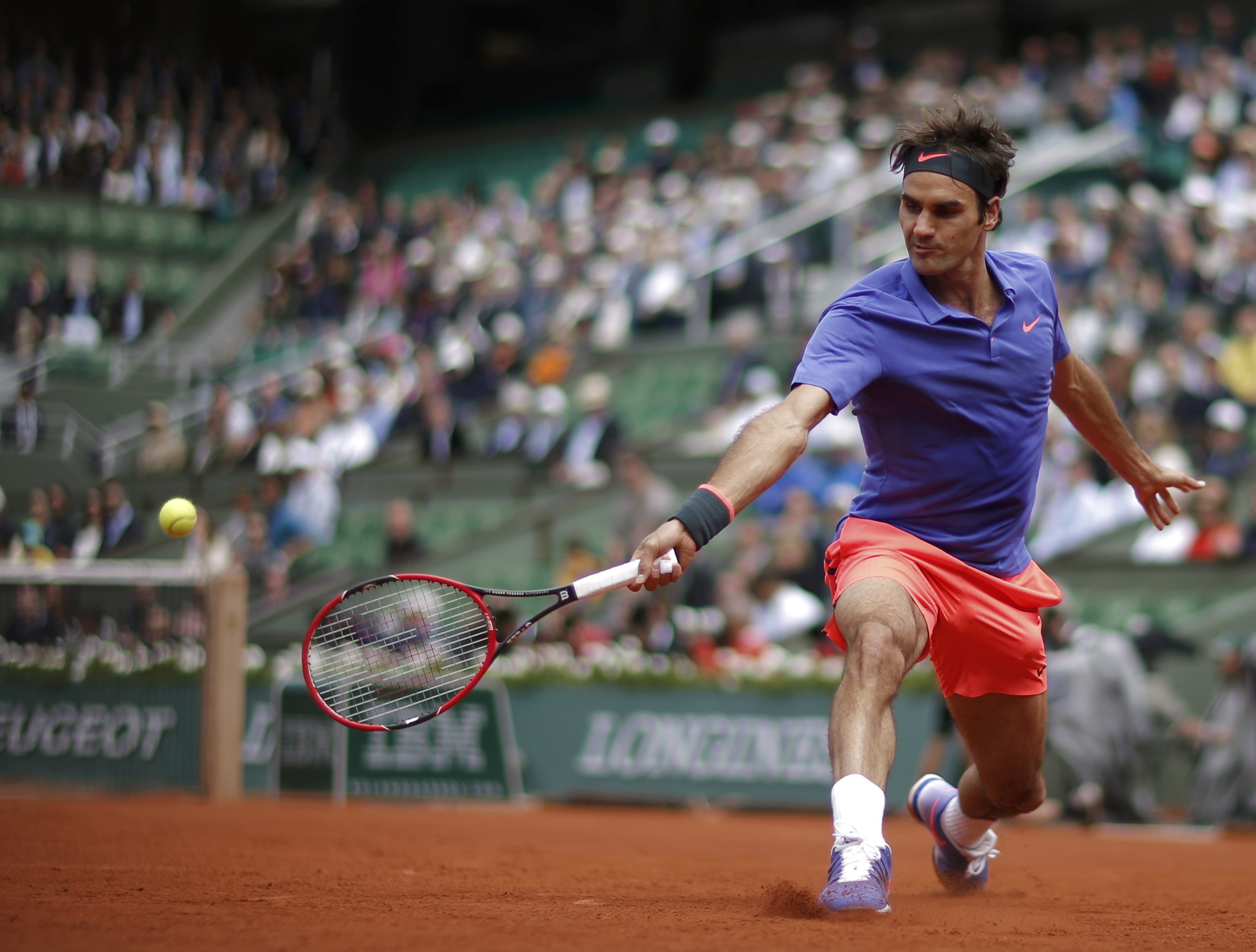 Roger Federer of Switzerland returns the ball to Gael Monfils of France during their men's singles match during the French Open tennis tournament at the Roland Garros stadium in Paris, France, June 1, 2015. REUTERS/Gonzalo Fuentes TPX IMAGES OF THE DAY