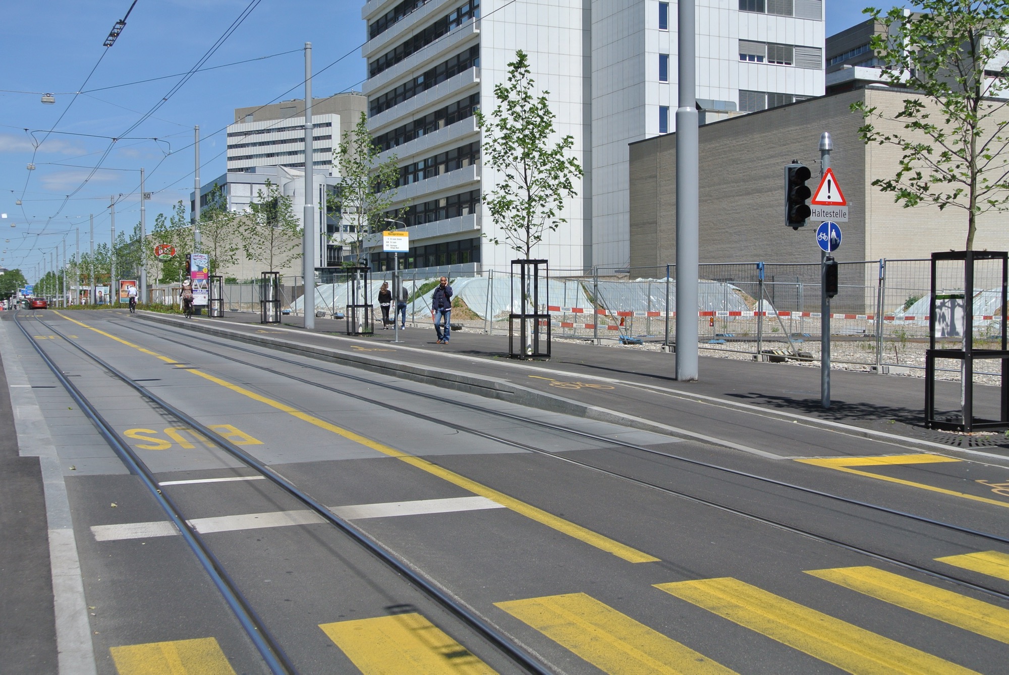 An der Haltestelle «Hüningerstrasse» der Tramlinie 11 können die Velos der engen Stelle zwischen Trottoirrand und Schiene auf sicherem Wege ausweichen.