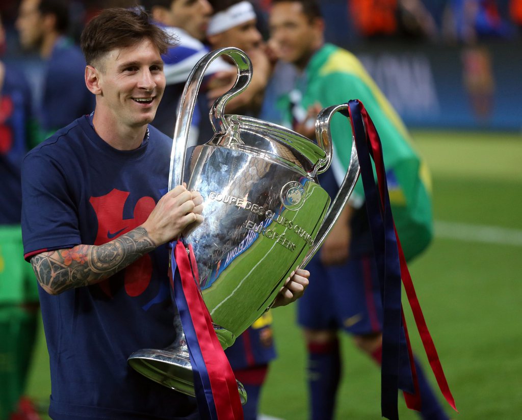 Lionel Messi (FC Barçelona) mit dem begehrten Pokal.