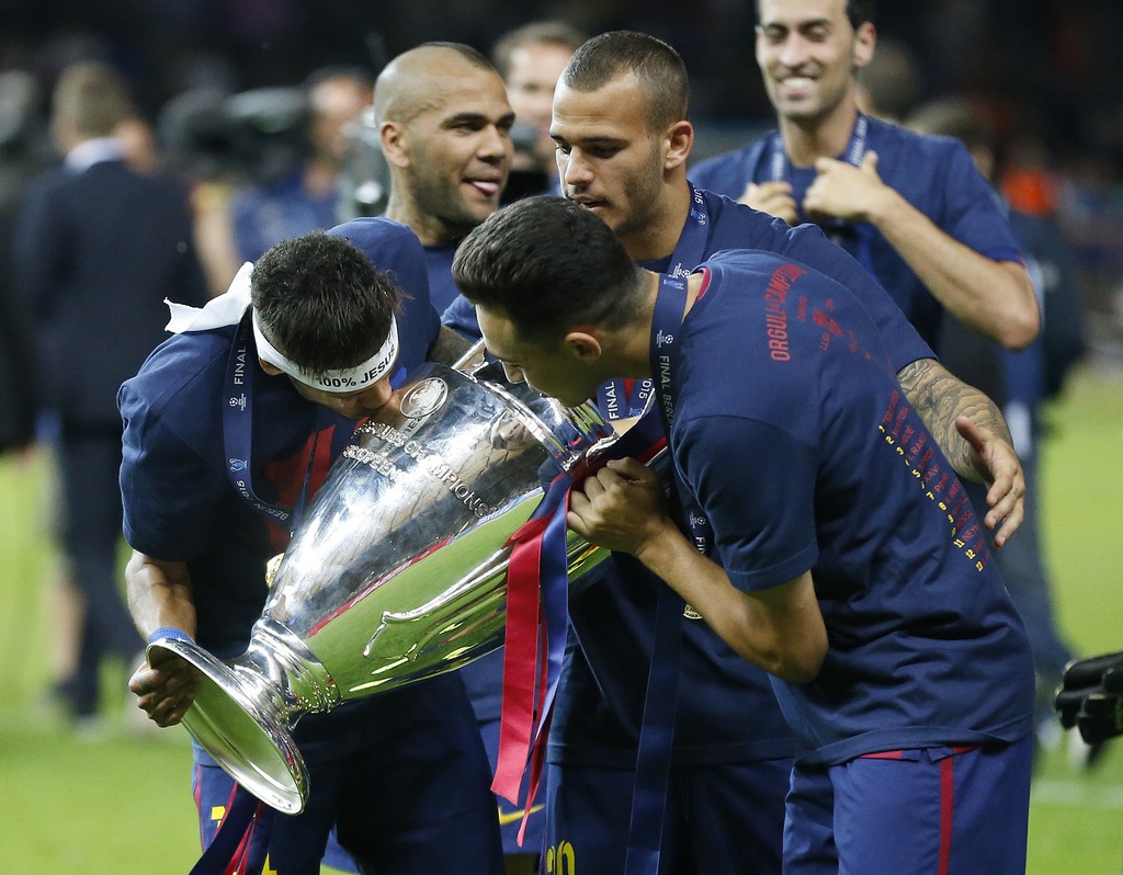 Neymar (links) feiert den Sieg des FC Barçelona mit seinen Kollegen.