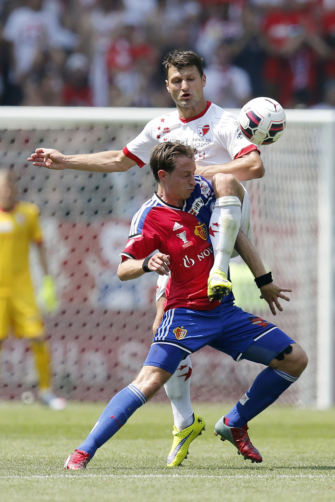Basel's Luca Zuffi, left, fights for the ball with Sion's Veroljub Salatic, right, during the Swiss Cup final soccer match between FC Basel and FC Sion at the St. Jakob-Park stadium in Basel, Switzerland, Sunday, June 7, 2015. (KEYSTONE/Peter Klaunzer)