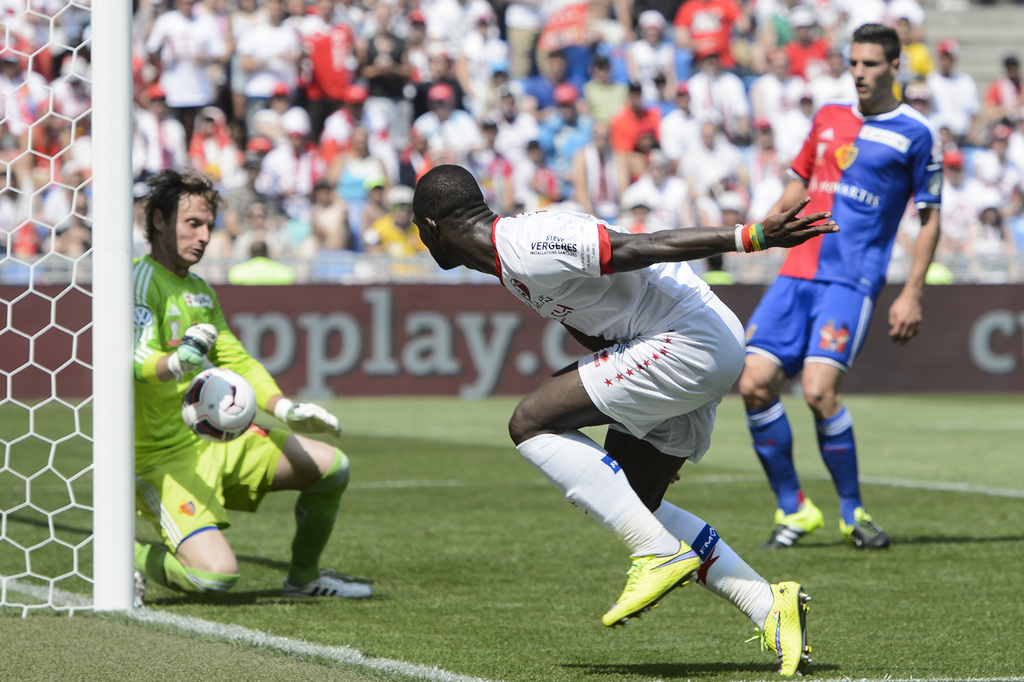 Basel's goalkeeper Germano Vailati, left, fights for the ball with Sion's Moussa Konate, right, during the Swiss Cup final soccer match between FC Basel and FC Sion at the St. Jakob-Park stadium in Basel, Switzerland, Sunday, June 7, 2015. (KEYSTONE/Jean-Christophe Bott)