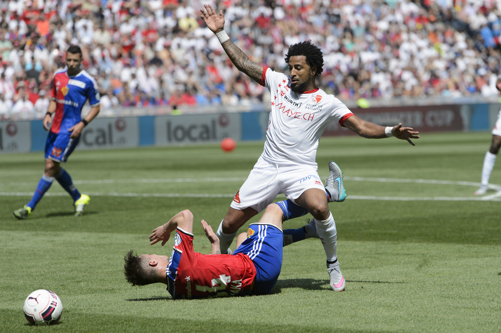Basel's Taulant Xhaka, left, fights for the ball with Sion's Carlitos, right, during the Swiss Cup final soccer match between FC Basel and FC Sion at the St. Jakob-Park stadium in Basel, Switzerland, Sunday, June 7, 2015. (KEYSTONE/Jean-Christophe Bott)