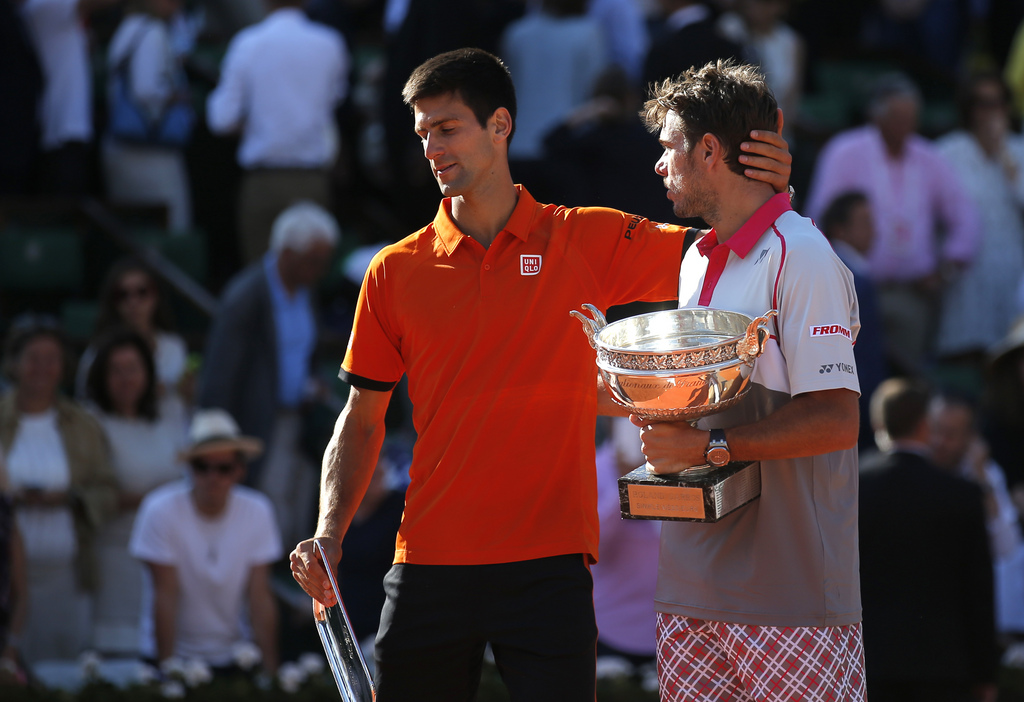 Denkwürdige Siegerehrung: Novak Djokovic gratuliert Stan Wawrinka zum Sieg am French Open.