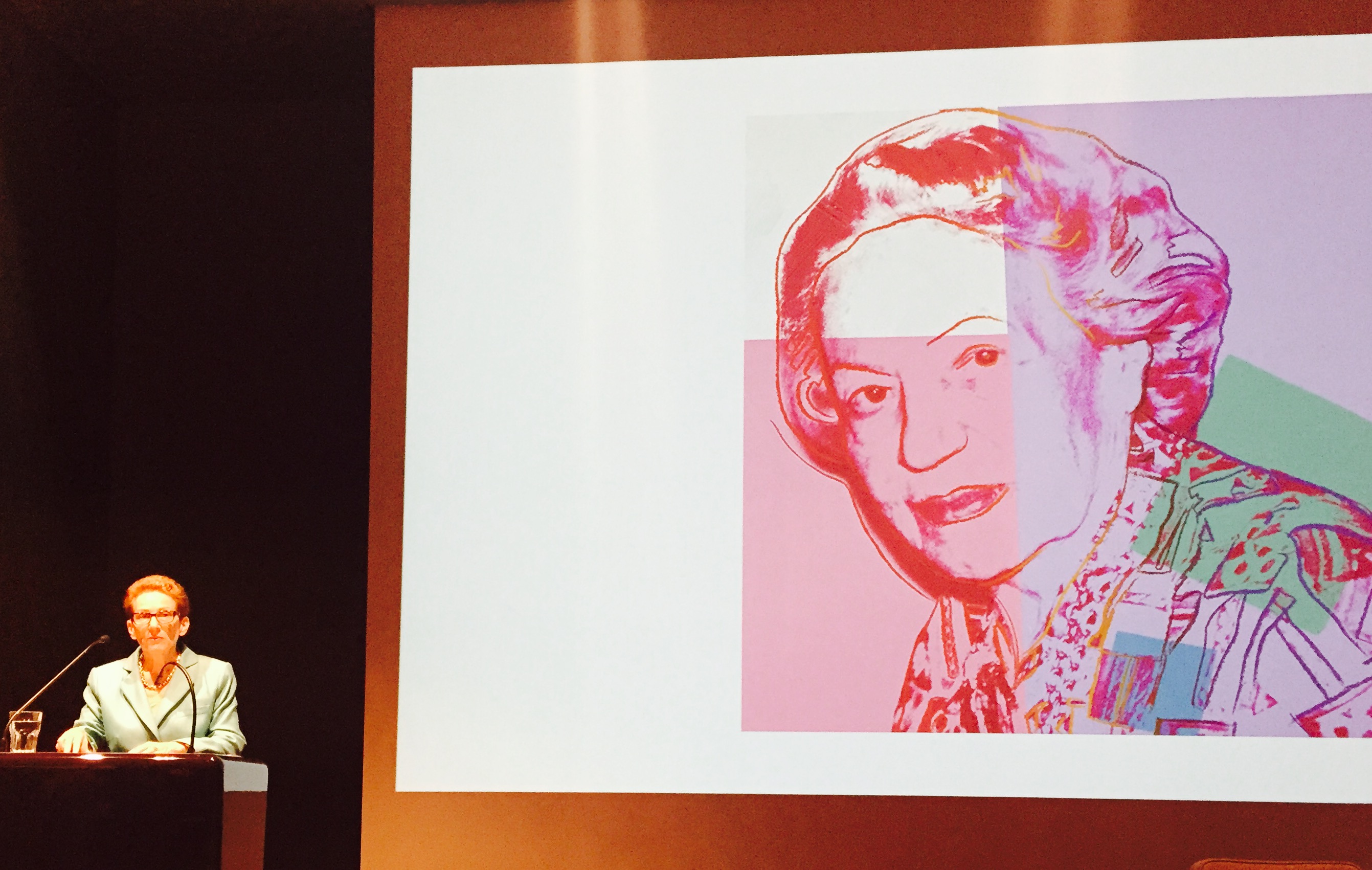 Heute und damals: Stiftungspräsidentin Maja Oeri vor dem Andy Warhol-Porträt ihrer Grossmutter und Stiftungsgründerin Maja Sacher.