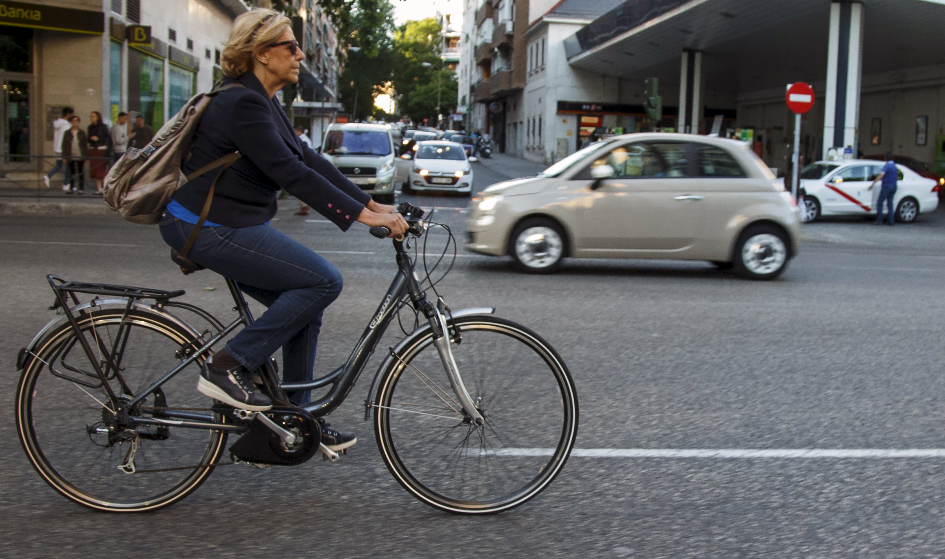 Manuela Carmena, local candidate of Ahora Madrid (Now Madrid), rides her bicycle through streets on her way to the closing electoral campaign rally before regional and municipal elections in Madrid, Spain, May 22, 2015. Spaniards are expected to sweep aside 40 years of predictable politics when they vote in regional elections on Sunday and usher in an unstable era of coalition and compromise, likely to curtail the authority of Spain's Prime Minister Mariano Rajoy. REUTERS/Sergio Perez