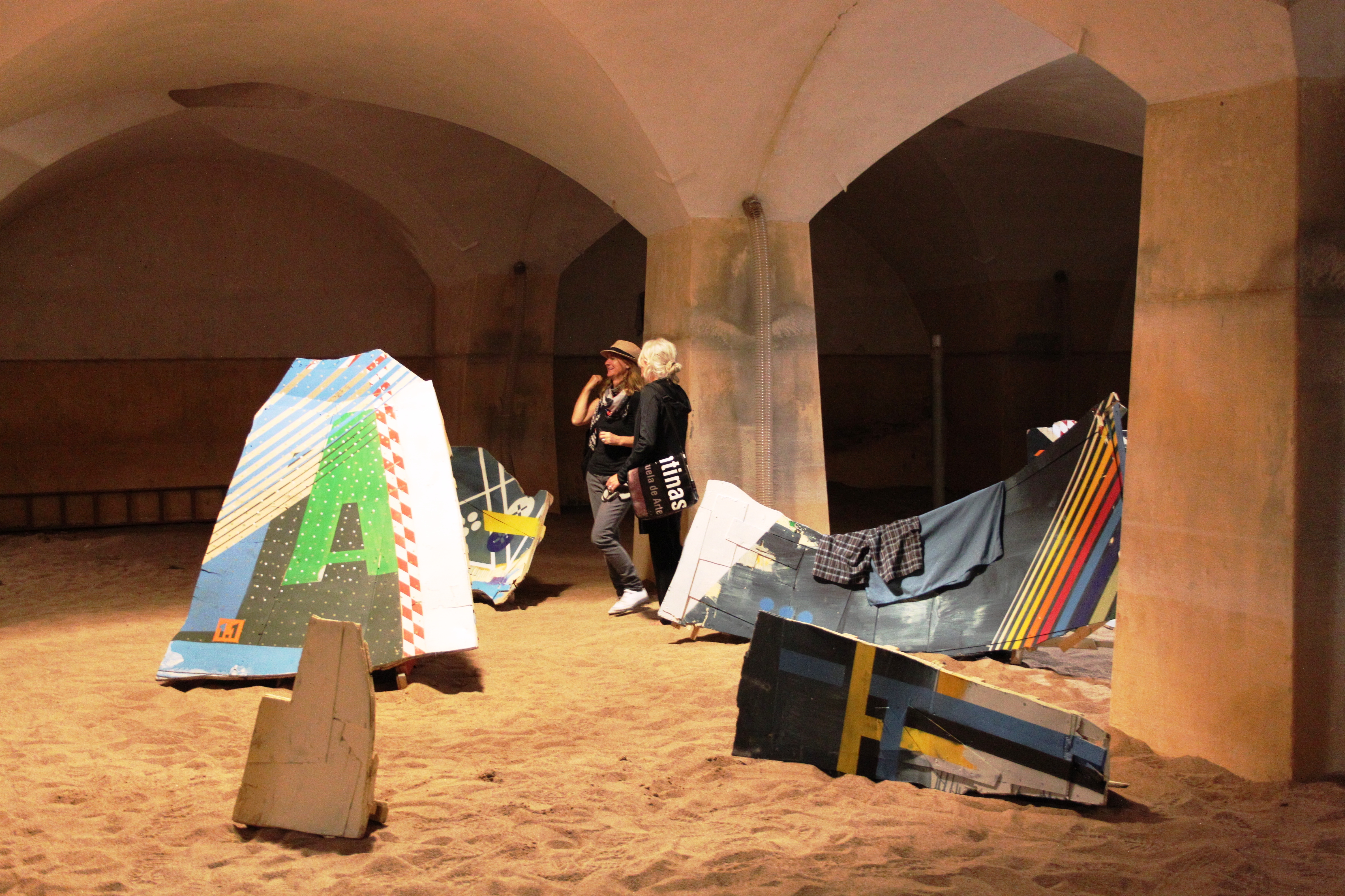 Ein Trümmerfeld oder doch eher Strandambiente? Die Installation «Surf Shop» von Bildstein|Glatz.