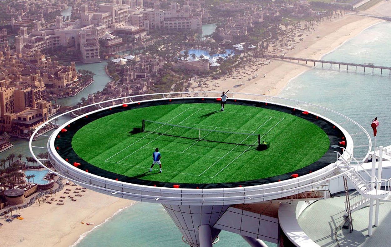 So sieht das Vorbild in Dubai aus. Sollte der Ball einmal über den Spielfeldrand hinaus fliegen, kann man ihn 300 Meter weiter unten wieder holen – kein Problem.