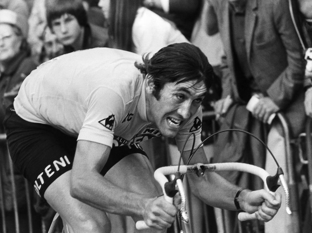 ZUM 70. GEBURTSTAG DER BELGISCHEN RADSPORT-LEGENDE EDDY MERCKX AM MITTWOCH, 17. JUNI 2015, STELLEN WIR IHNEN FOLGENDES MATERIAL ZUR VERFUEGUNG - Der belgische Radrennfahrer Eddy Merckx in Aktion waehrend der 21. Runde im Zeitfahren der Tour de France am 21. Juli 1974 in Orleans. Merckx belegt den zweiten Platz und bleibt somit Gesamtleader der Tour. (KEYSTONE/AP Photo/Bodini)