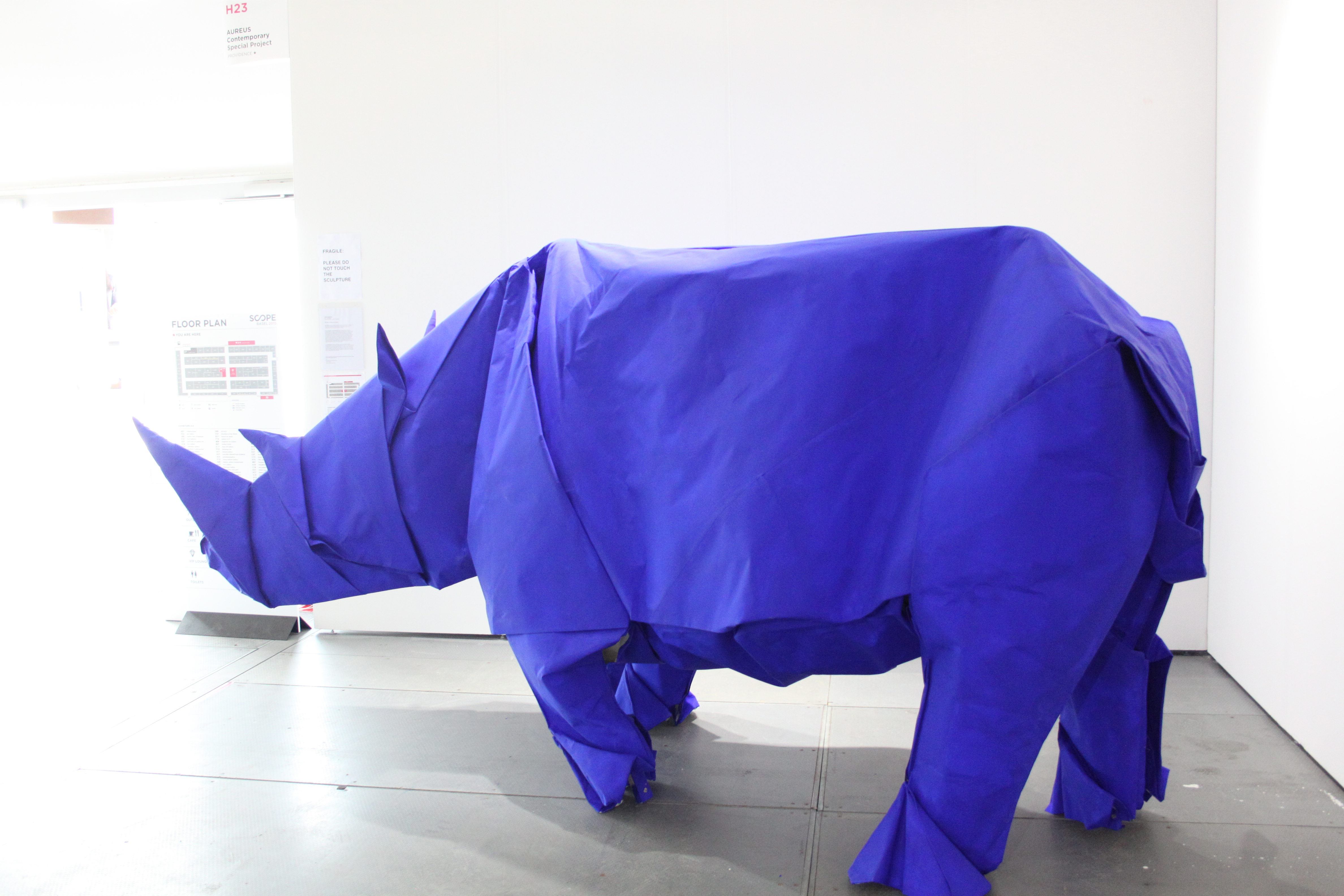 Dieses Rhinozeros besteht komplett aus Papier. Origamiarbeit von Shipo Mabona aus Luzern.