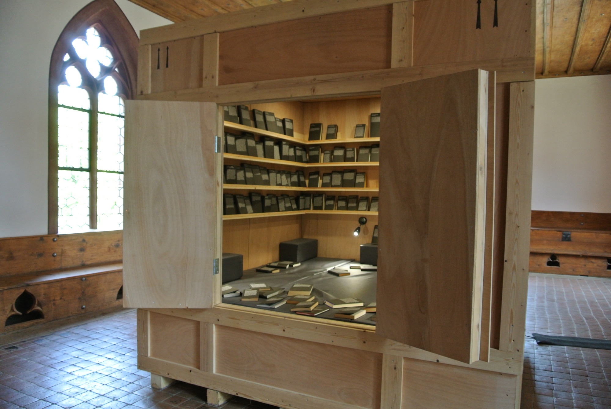 «Habitación de Libros Prohibidos» von Alicia Framis im Konzilsaal des Basler Münsters