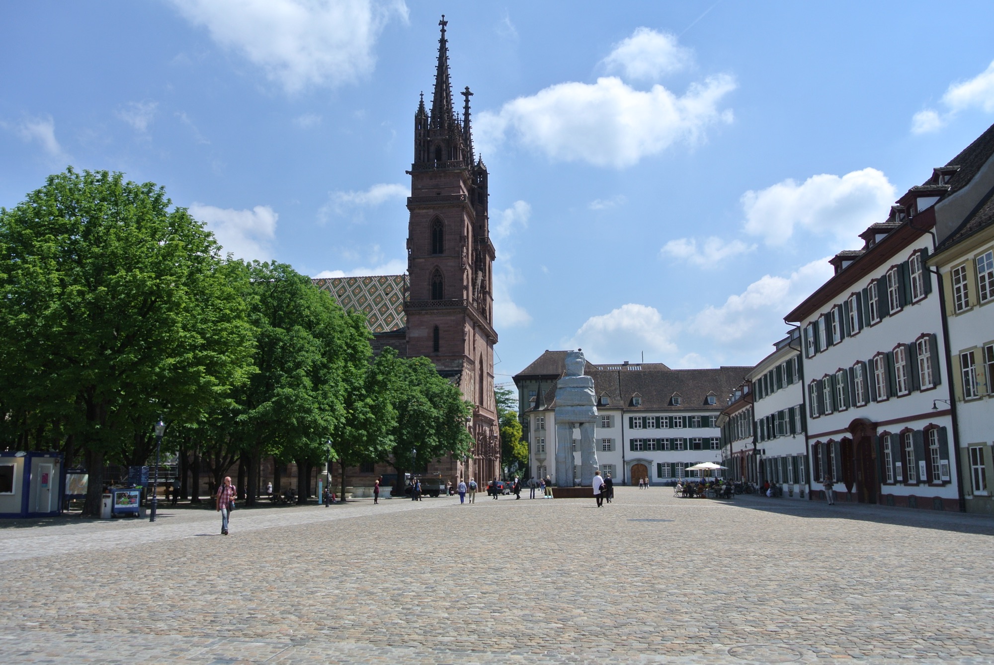 Nach den Vorstellungen des Vereins Pro Münsterplatz soll der Vorzeigeplatz Basels «seine Würde als sakraler und besinnlicher Ort» behalten.