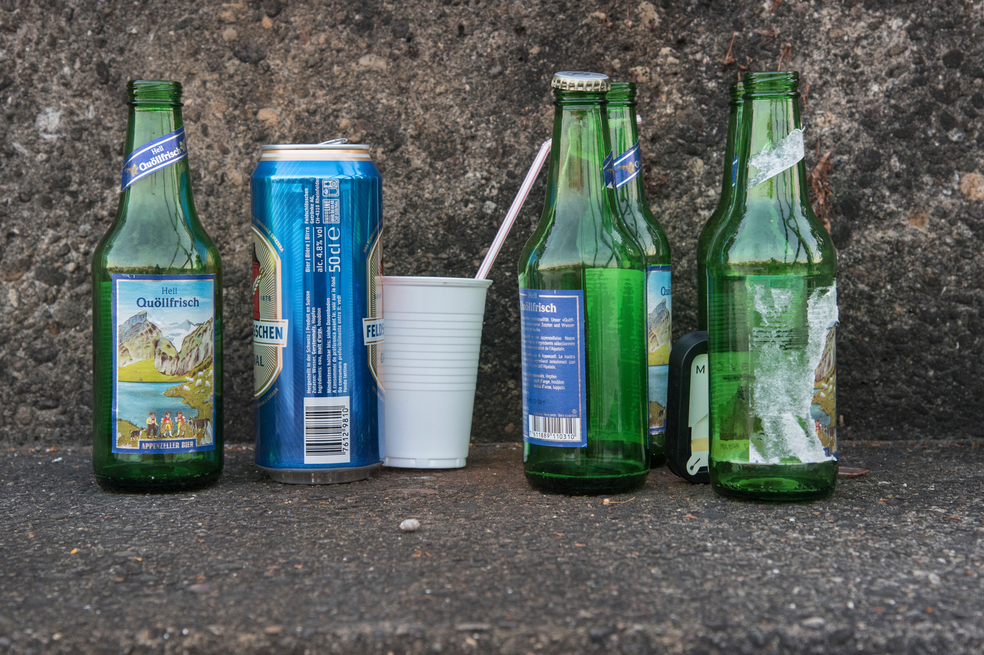 Ein häufiges Bild: Bierdosen und leere Flaschen, die im Alkoholrausch nicht mehr korrekt entsorgt wurden.