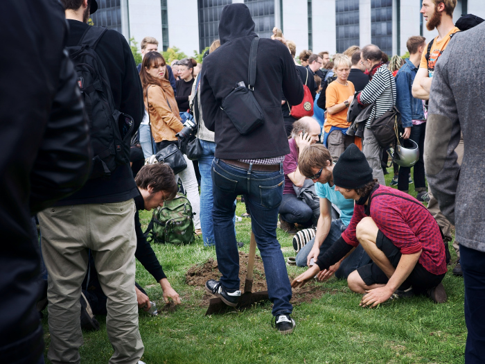 Demonstranten heben Gräber aus vor dem Reichtagsgebäude in Berlin (21. Juni).