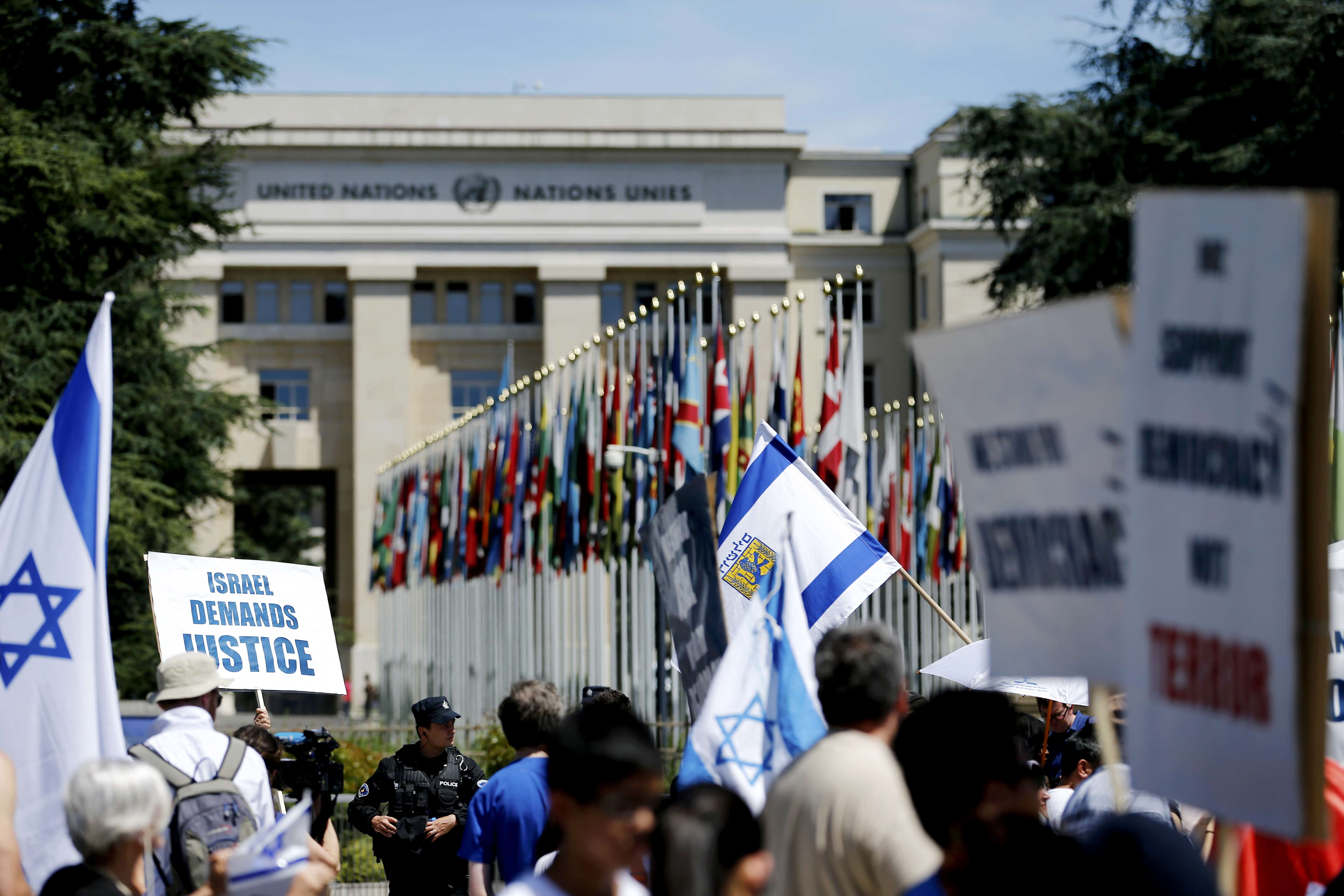 People demonstrate in support of Israel in front of the United Nations headquarters after a presentation of report by the Independent Commission of Inquiry on the 2014 Gaza Conflict in Geneva, Switzerland, June 29, 2015. REUTERS/Pierre Albouy