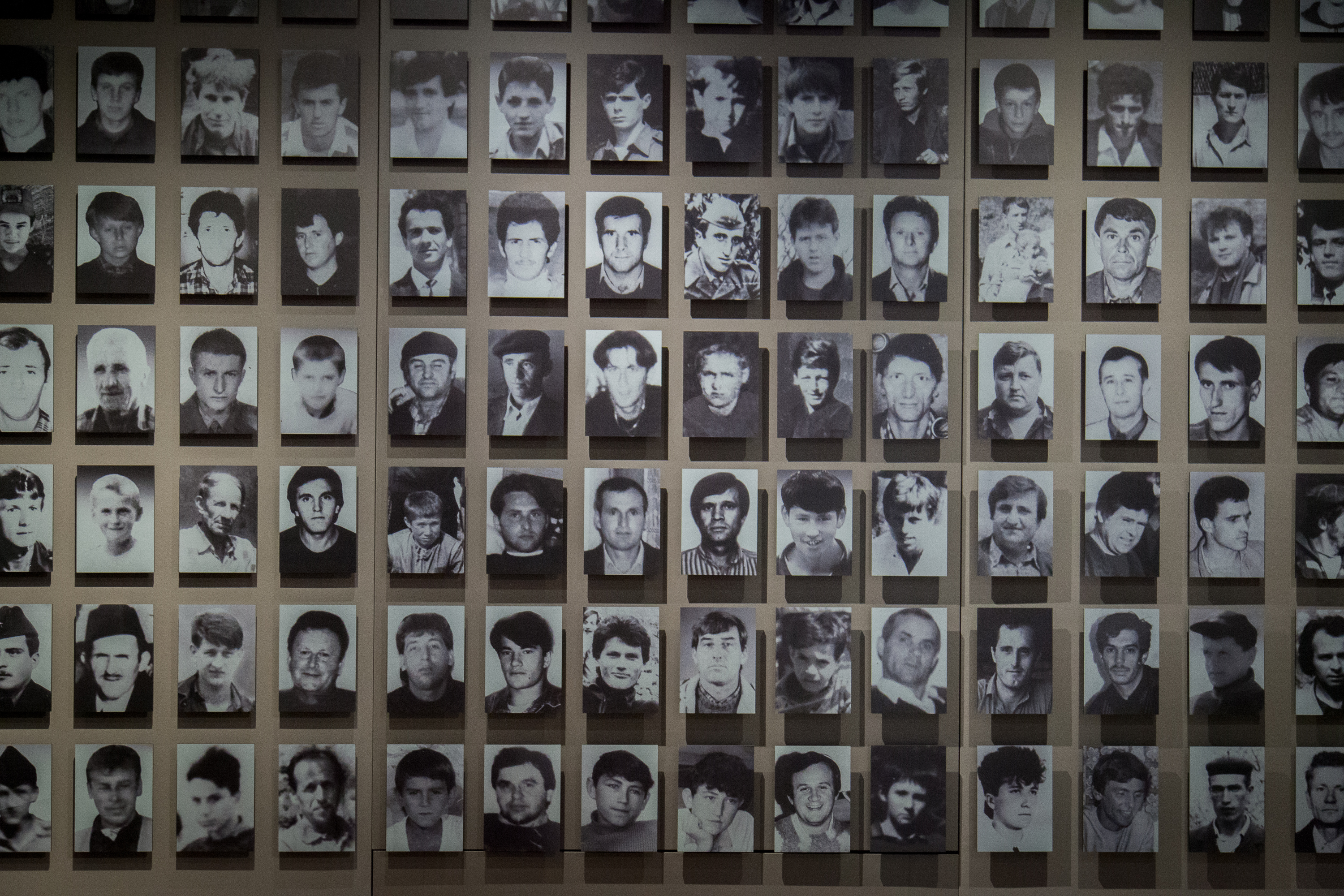 Wand mit Porträts der Opfer in der Galerie 11/07/95 in Sarajevo. / Wall with portraits of victims from the 1995 Srebrenica genocide at the Galerija 11/07/95 in Sarajevo.