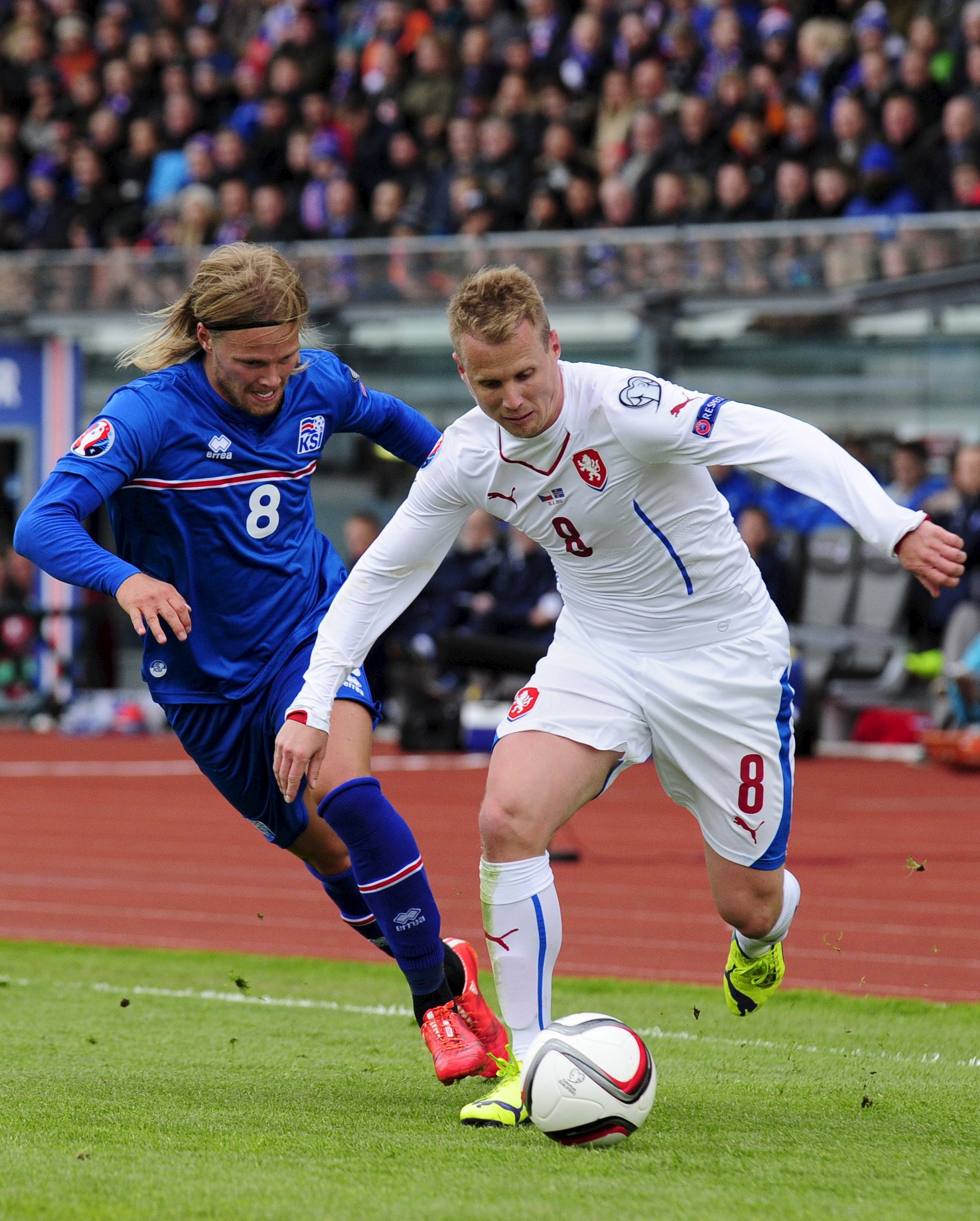 Iceland's Birkir Bjarnason (L) fights for the ball with Czech Republic's David Limbersky during their Euro 2016 qualifying soccer match in Reykjavik, Iceland, June 12, 2015. REUTERS/Sigtryggur Johannsson
